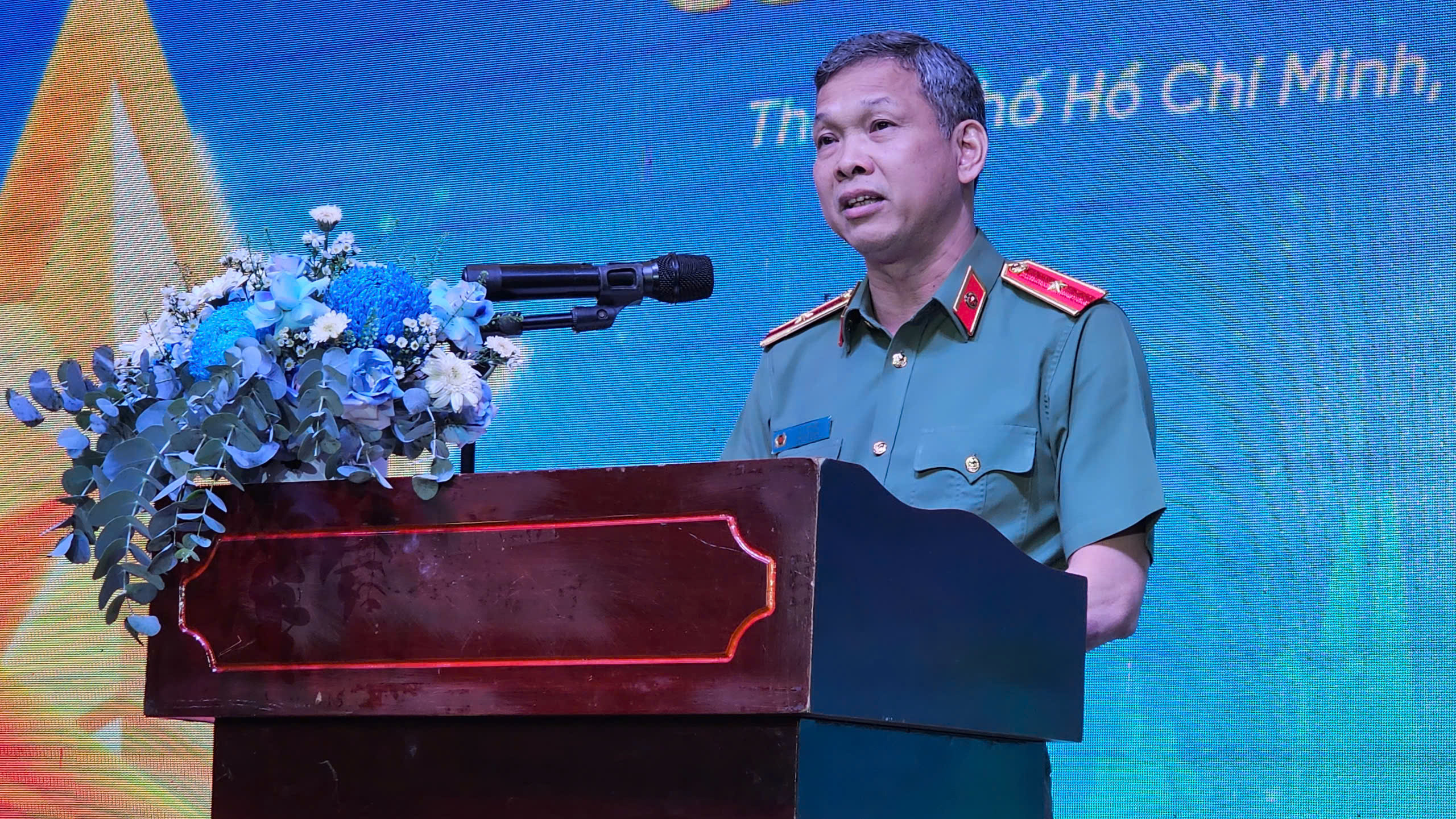 Công an TP.HCM trao học bổng, tuyên dương nhiều gia đình tiêu biểu - Ảnh 1.