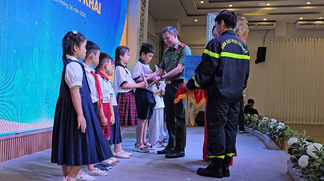 Công an TP.HCM trao học bổng, tuyên dương nhiều gia đình tiêu biểu - Ảnh 3.