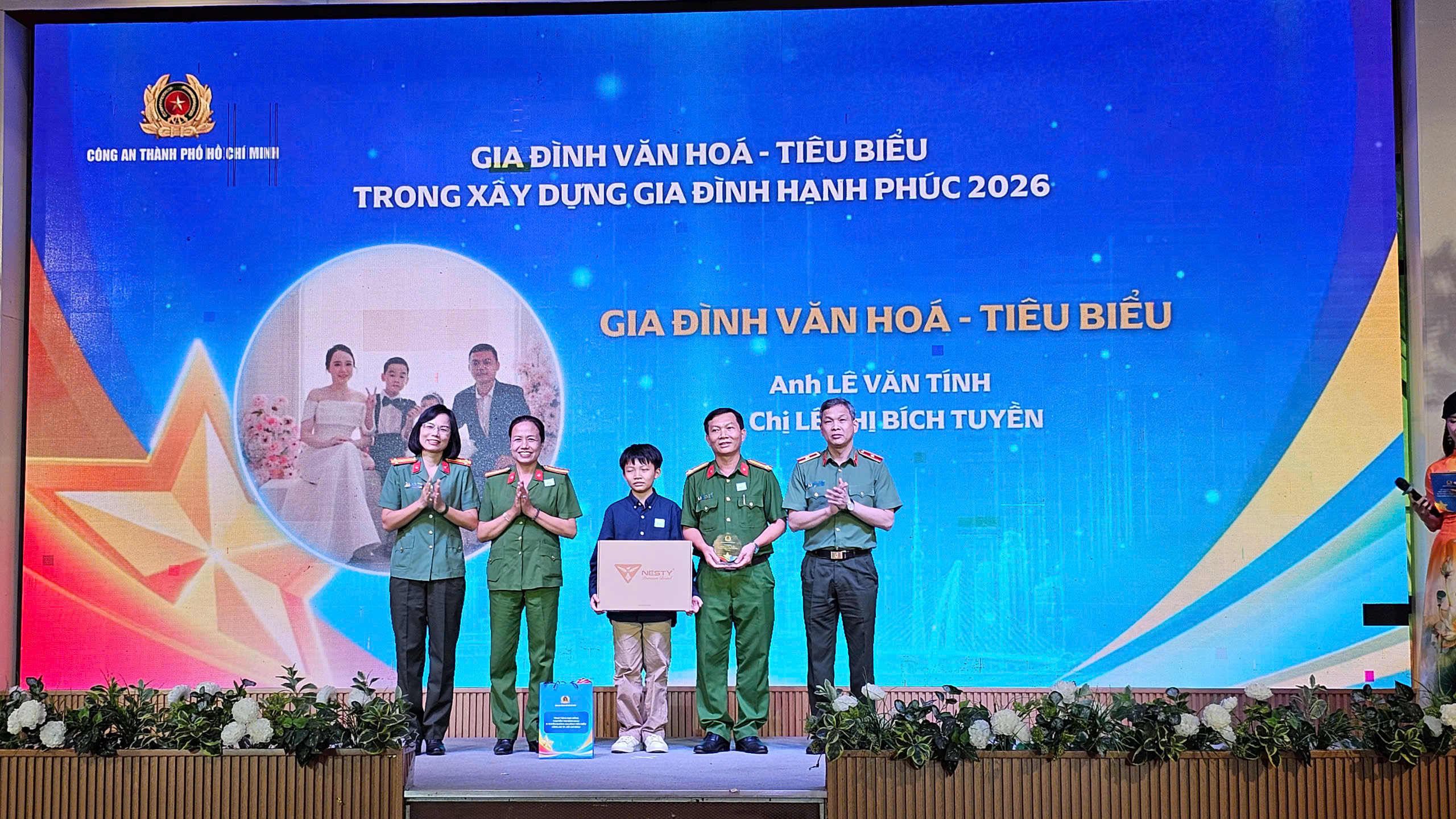 Công an TP.HCM trao học bổng, tuyên dương nhiều gia đình tiêu biểu - Ảnh 6.
