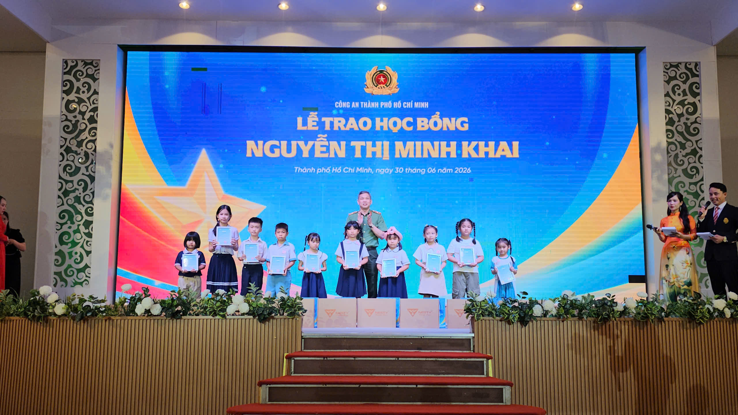 Công an TP.HCM trao học bổng, tuyên dương nhiều gia đình tiêu biểu - Ảnh 4.