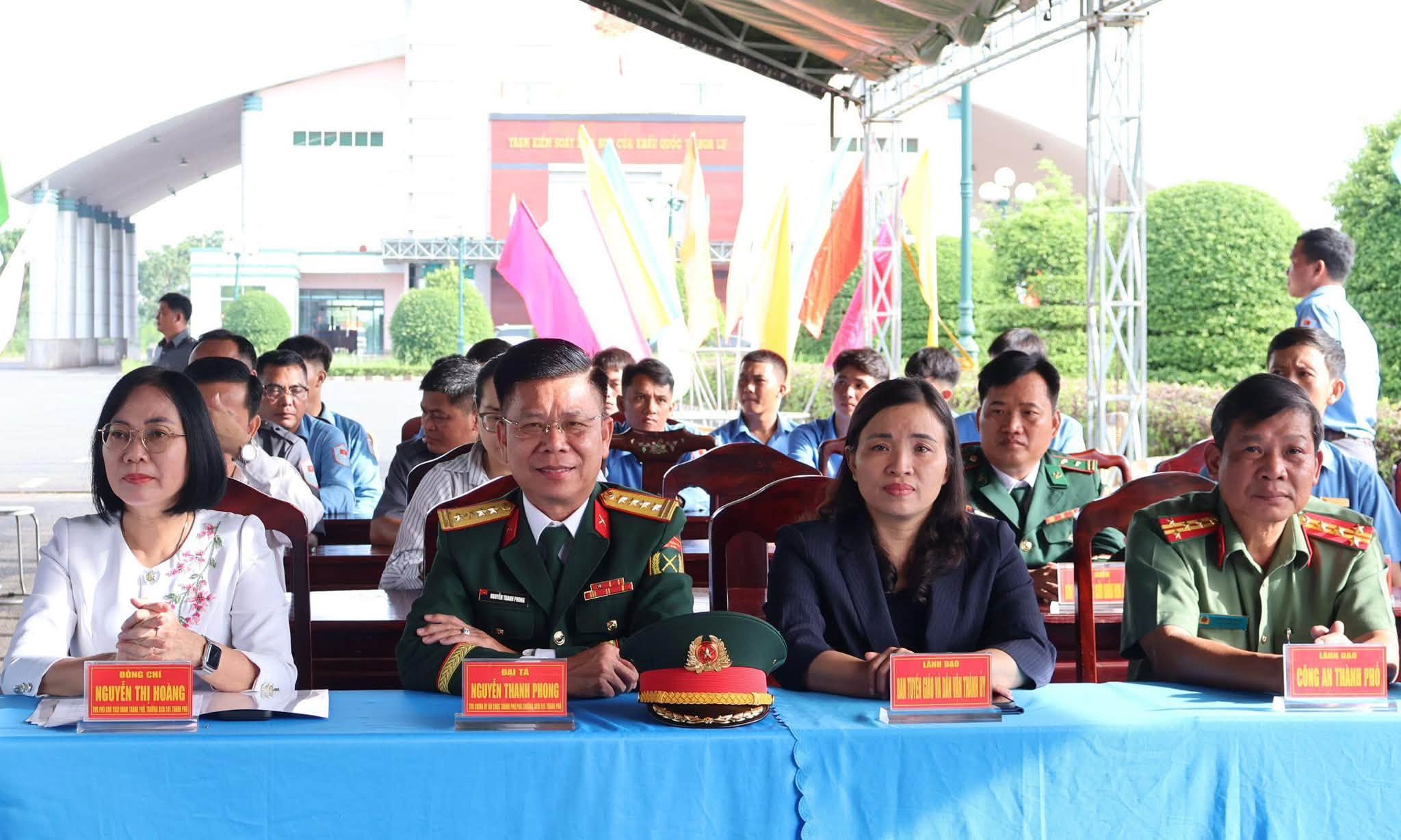 Hàng ngàn người dân ra đường đón 62 hài cốt liệt sĩ về đất mẹ - Ảnh 1.