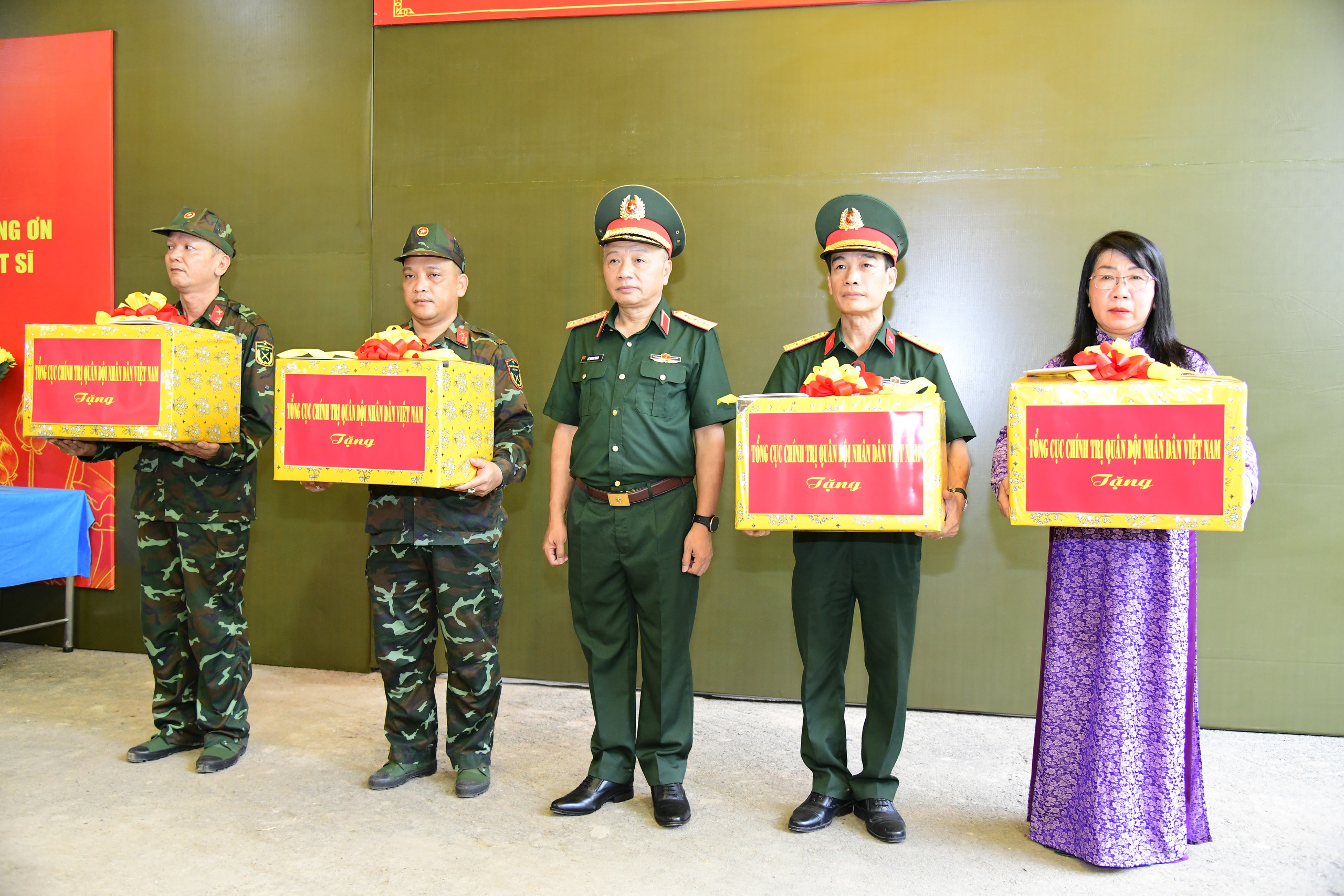 Thượng tướng Lê Quang Minh kiểm tra việc tìm mộ liệt sĩ tại Công viên Lê Thị Riêng- Ảnh 3.