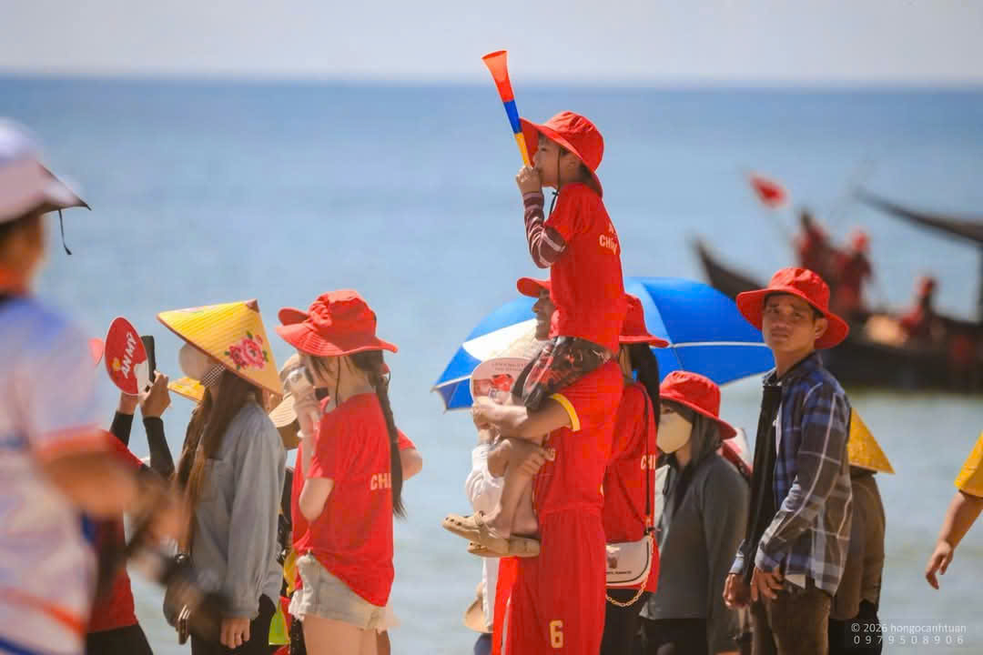 Đua thuyền l&agrave;ng An Bằng, lễ hội biển trăm năm độc đ&aacute;o chưa từng ngắt qu&atilde;ng - Ảnh 8.