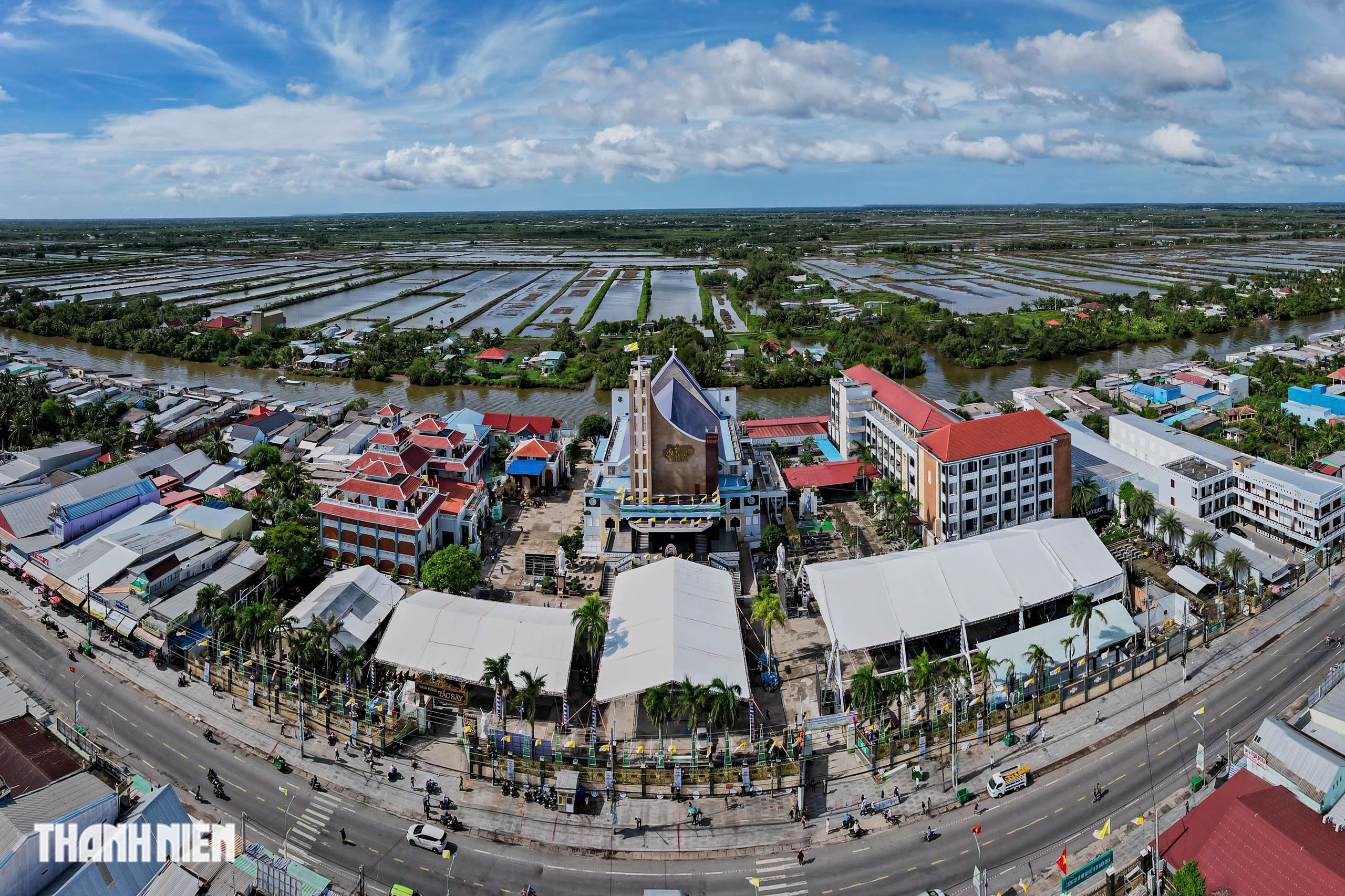 H&agrave;ng qu&aacute;n Tắc Sậy tất bật đ&oacute;n kh&aacute;ch trước lễ tuy&ecirc;n phong Ch&acirc;n phước - Ảnh 1.