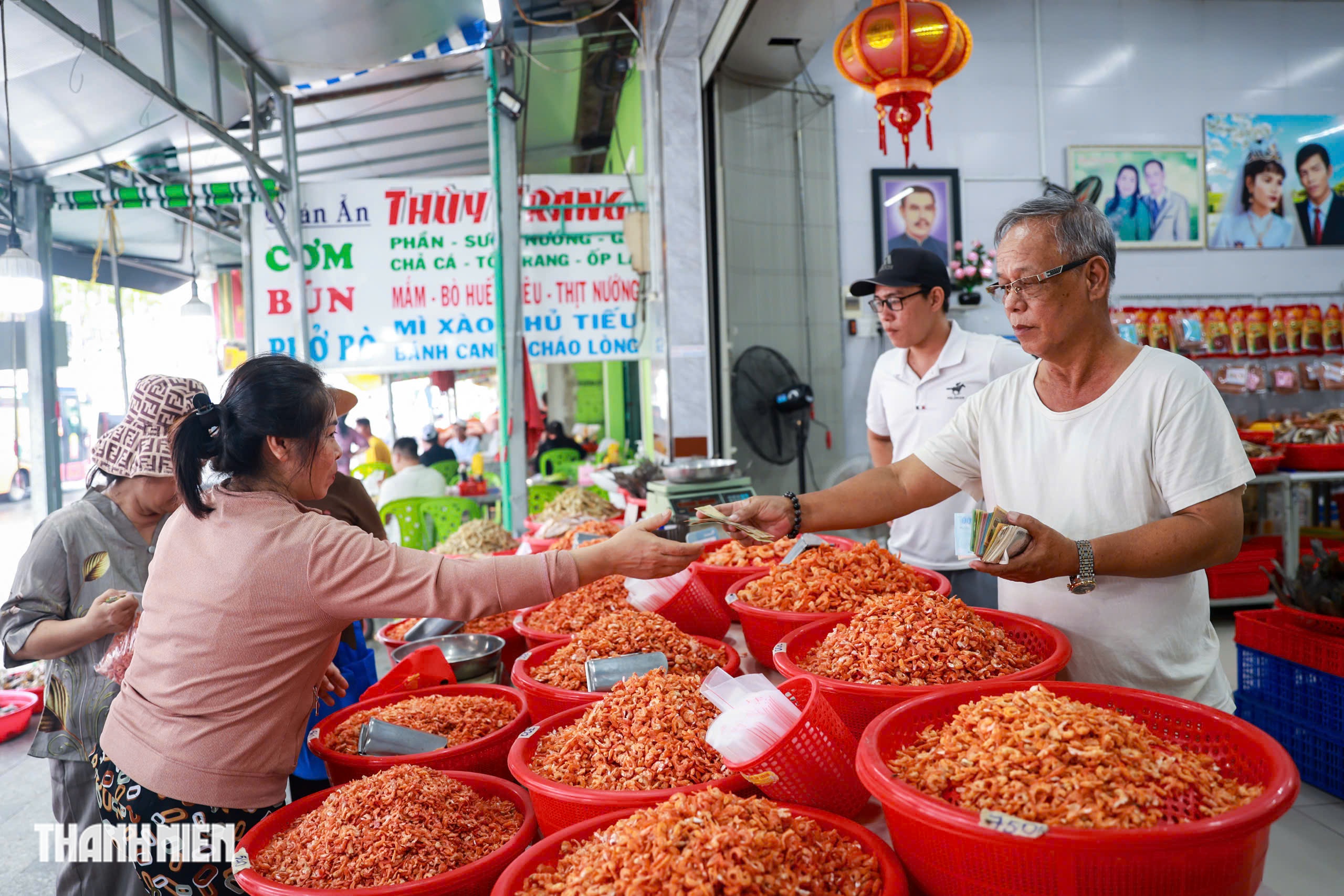 H&agrave;ng qu&aacute;n Tắc Sậy tất bật đ&oacute;n kh&aacute;ch trước lễ tuy&ecirc;n phong Ch&acirc;n phước - Ảnh 8.