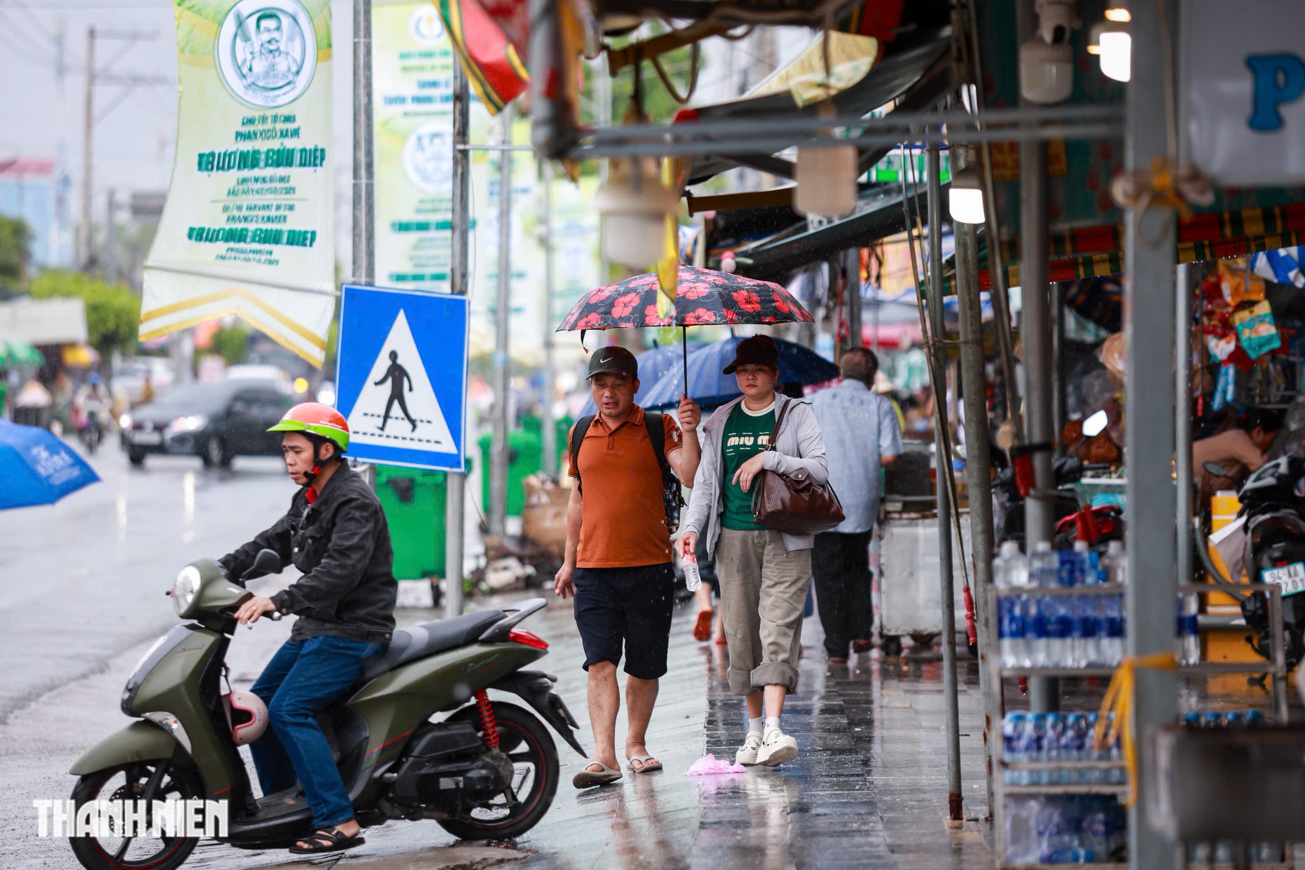 H&agrave;ng qu&aacute;n Tắc Sậy tất bật đ&oacute;n kh&aacute;ch trước lễ tuy&ecirc;n phong Ch&acirc;n phước - Ảnh 2.