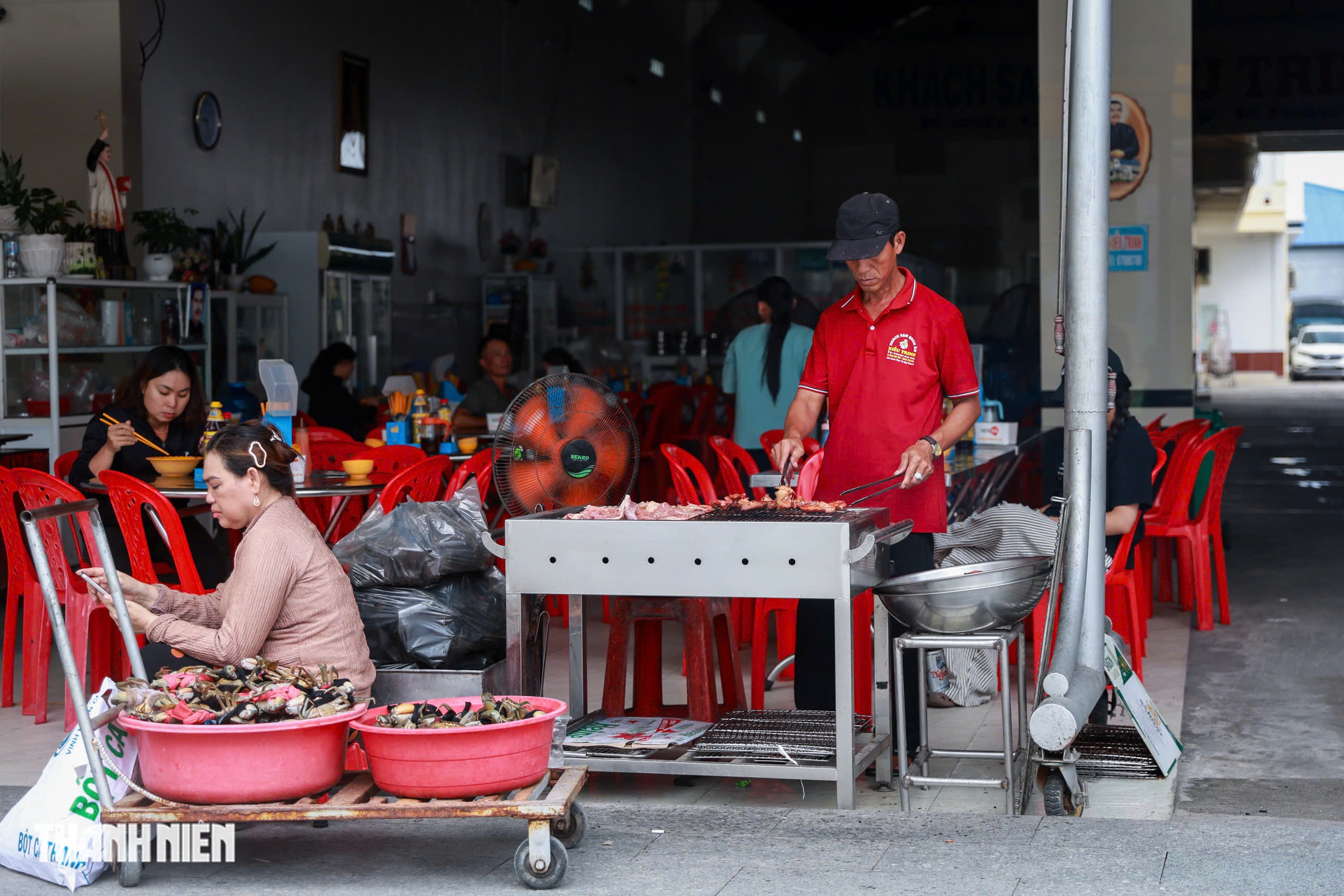 H&agrave;ng qu&aacute;n Tắc Sậy tất bật đ&oacute;n kh&aacute;ch trước lễ tuy&ecirc;n phong Ch&acirc;n phước - Ảnh 6.
