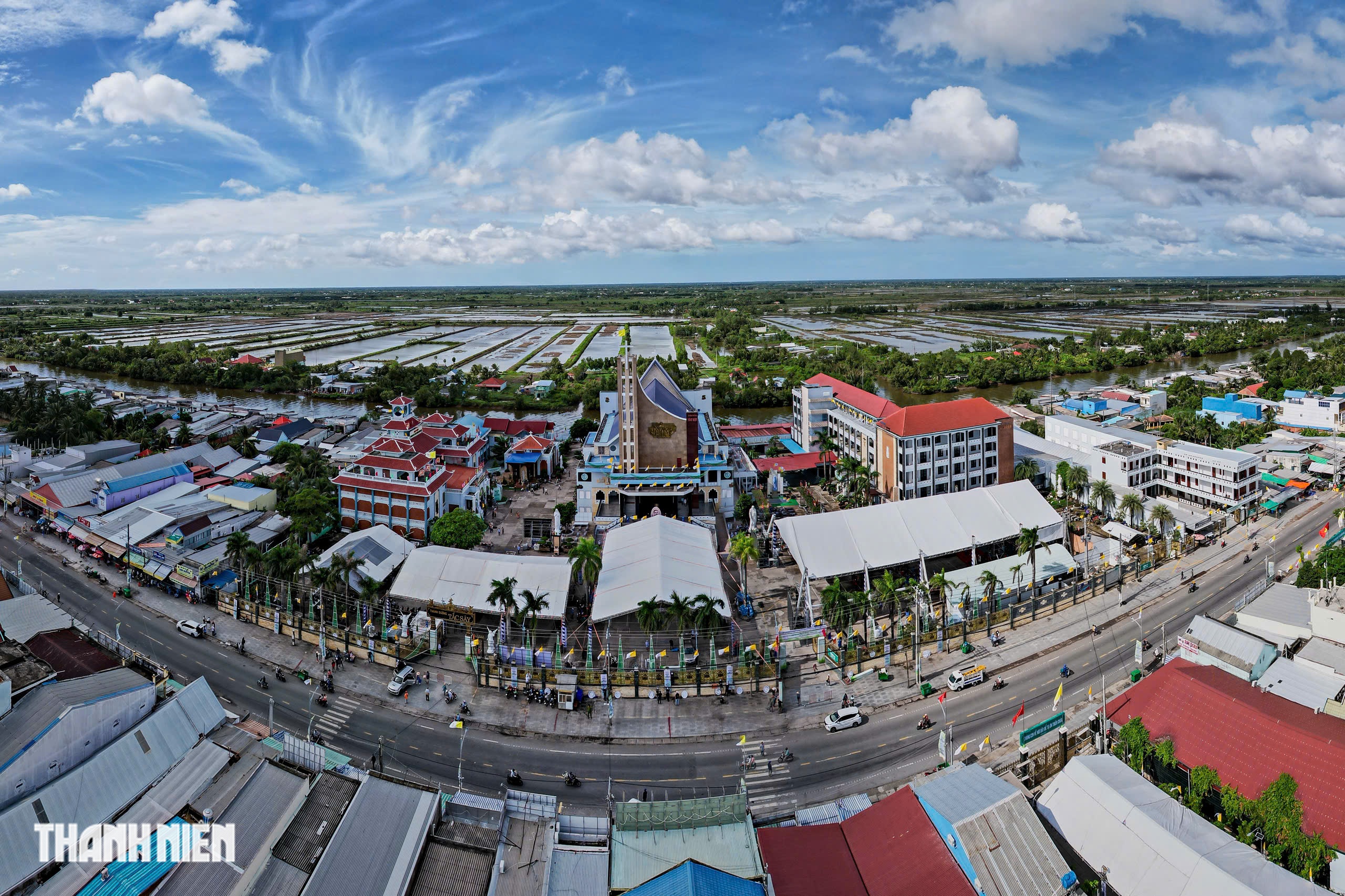 D&ograve;ng người h&agrave;nh hương về Tắc Sậy: Học c&aacute;ch sống từ cha Trương Bửu Diệp - Ảnh 1.