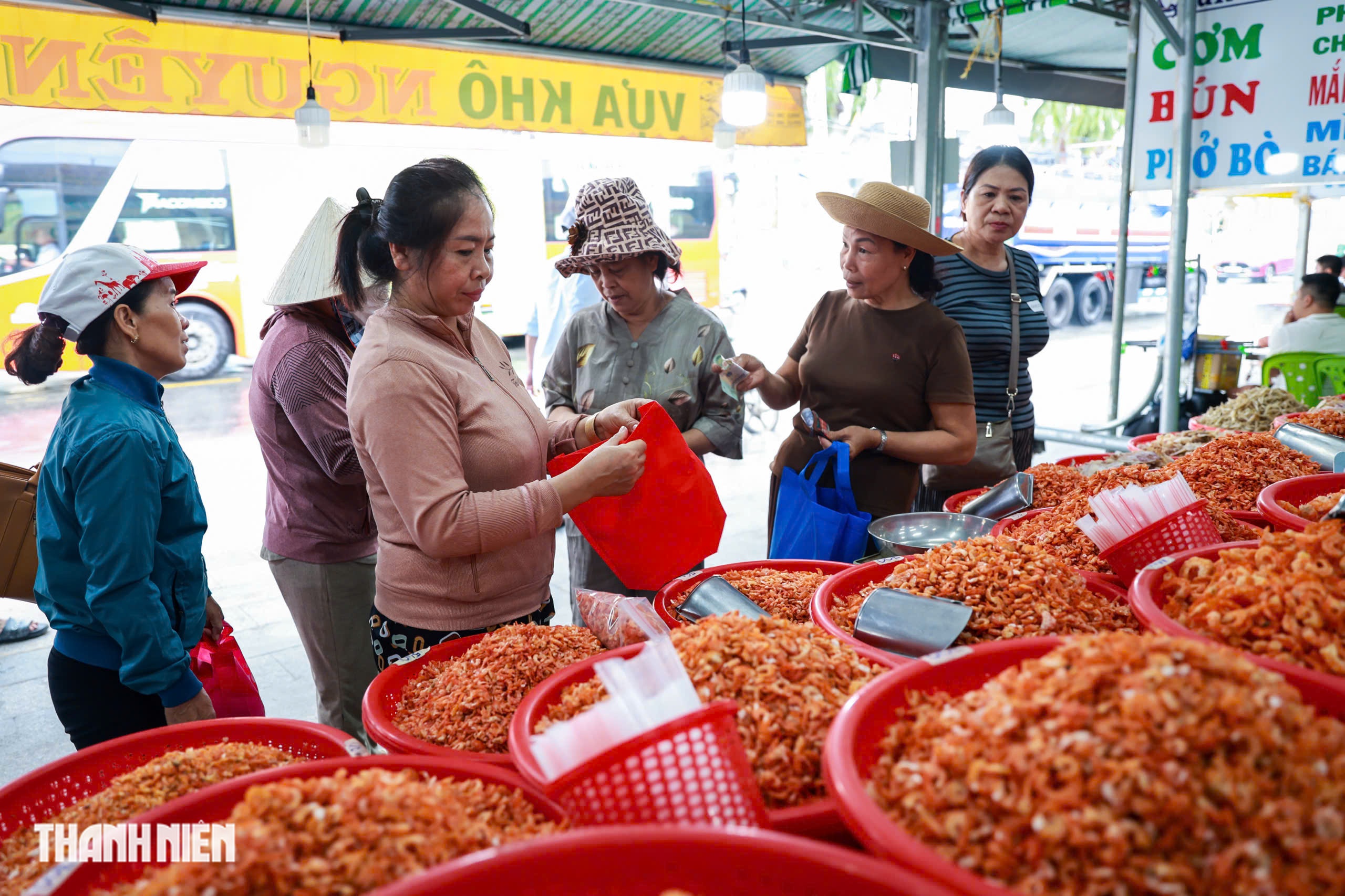 Kh&aacute;ch phương xa đến Tắc Sậy dự lễ tuy&ecirc;n phong Ch&acirc;n phước: 'Hỏi ai cũng nhiệt t&igrave;nh gi&uacute;p đỡ'- Ảnh 4.