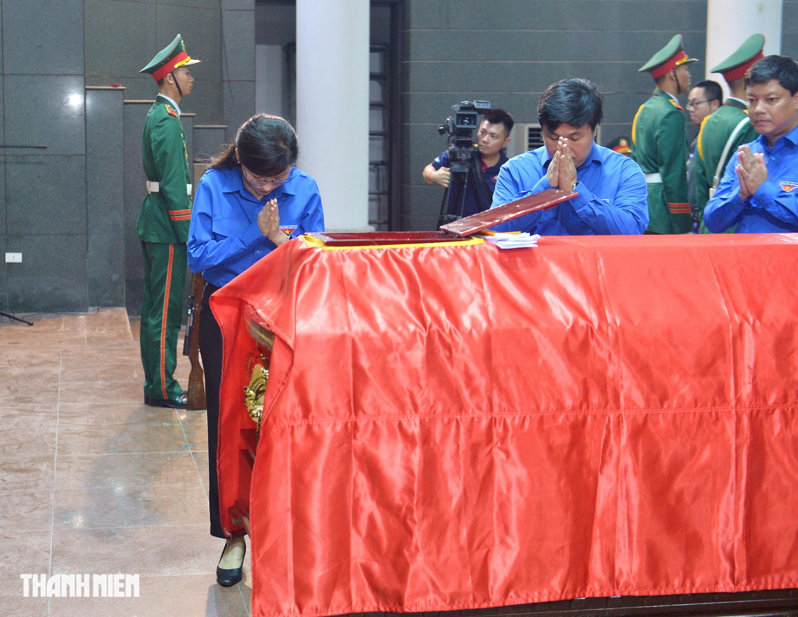 Nước mắt tiễn biệt Anh h&ugrave;ng La Văn Cầu - Ảnh 11.