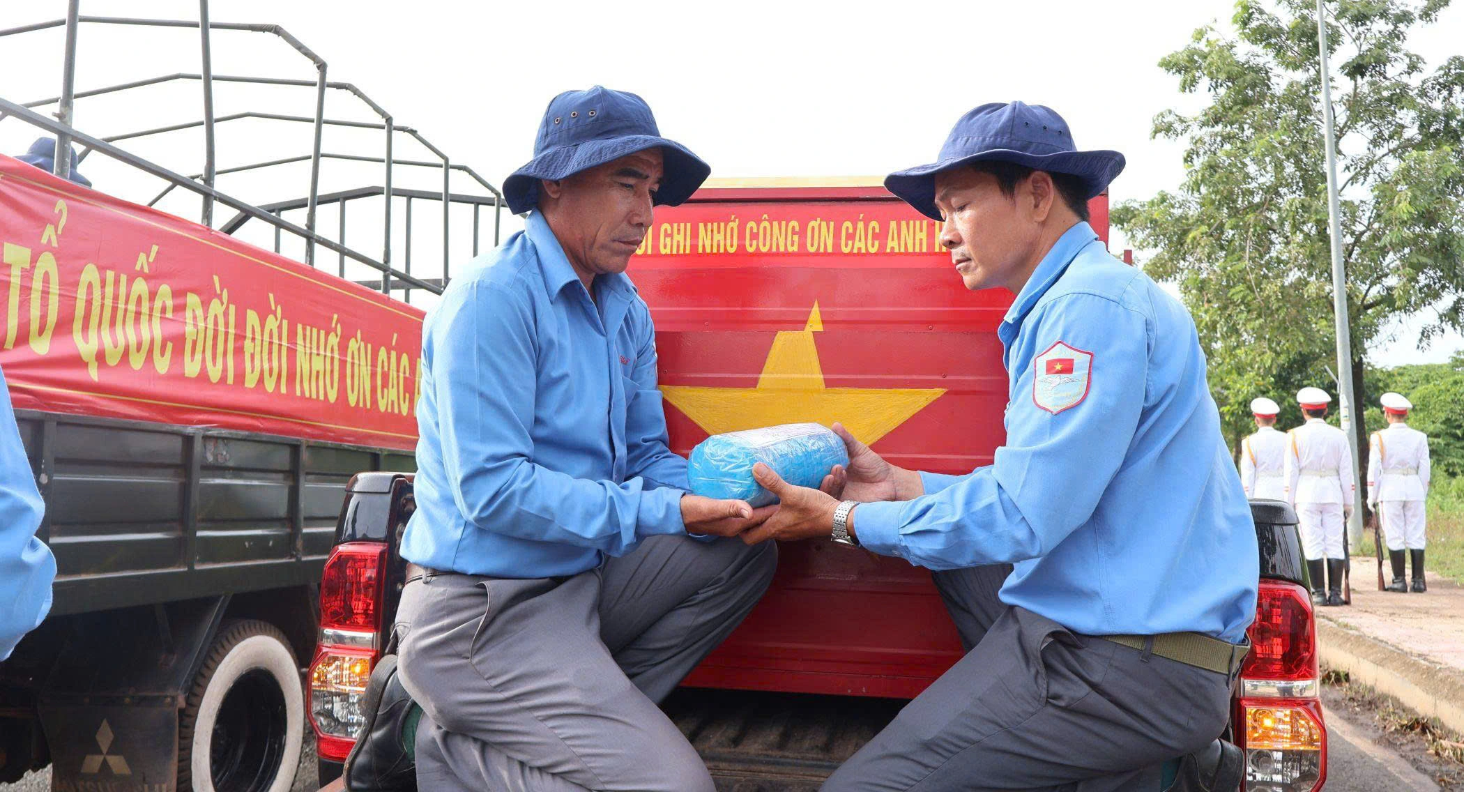 Hàng ngàn người dân ra đường đón 62 hài cốt liệt sĩ về đất mẹ - Ảnh 2.