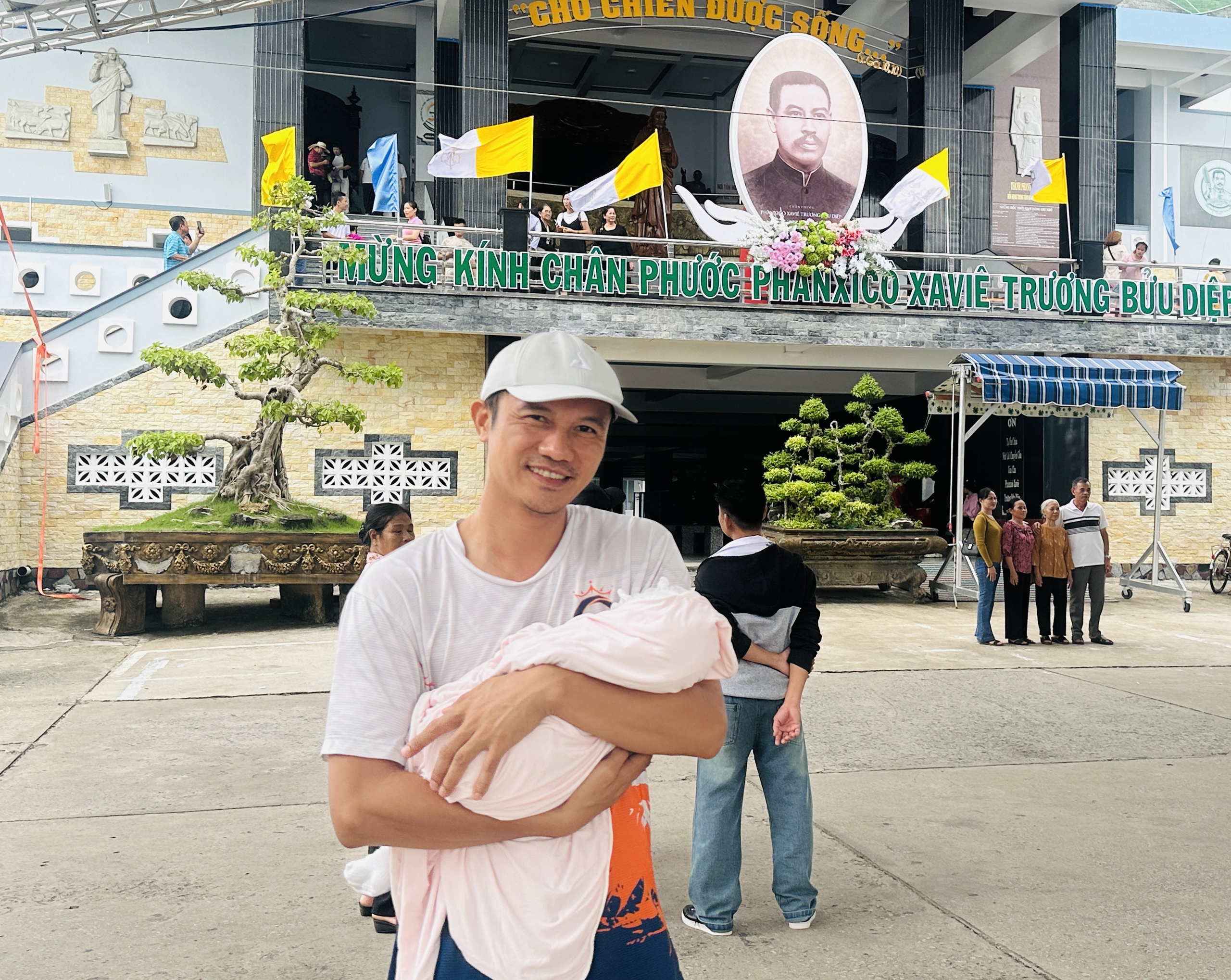 Ba thế hệ h&agrave;nh hương về Tắc Sậy trước lễ tuy&ecirc;n phong Ch&acirc;n phước Cha Bửu Diệp - Ảnh 3.