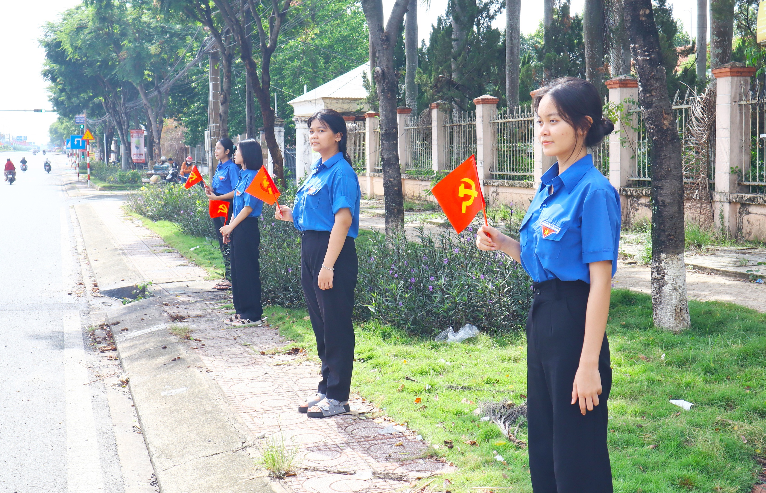 H&agrave;ng ng&agrave;n người d&acirc;n ra đường đ&oacute;n 62 h&agrave;i cốt liệt sĩ về đất mẹ - Ảnh 5.
