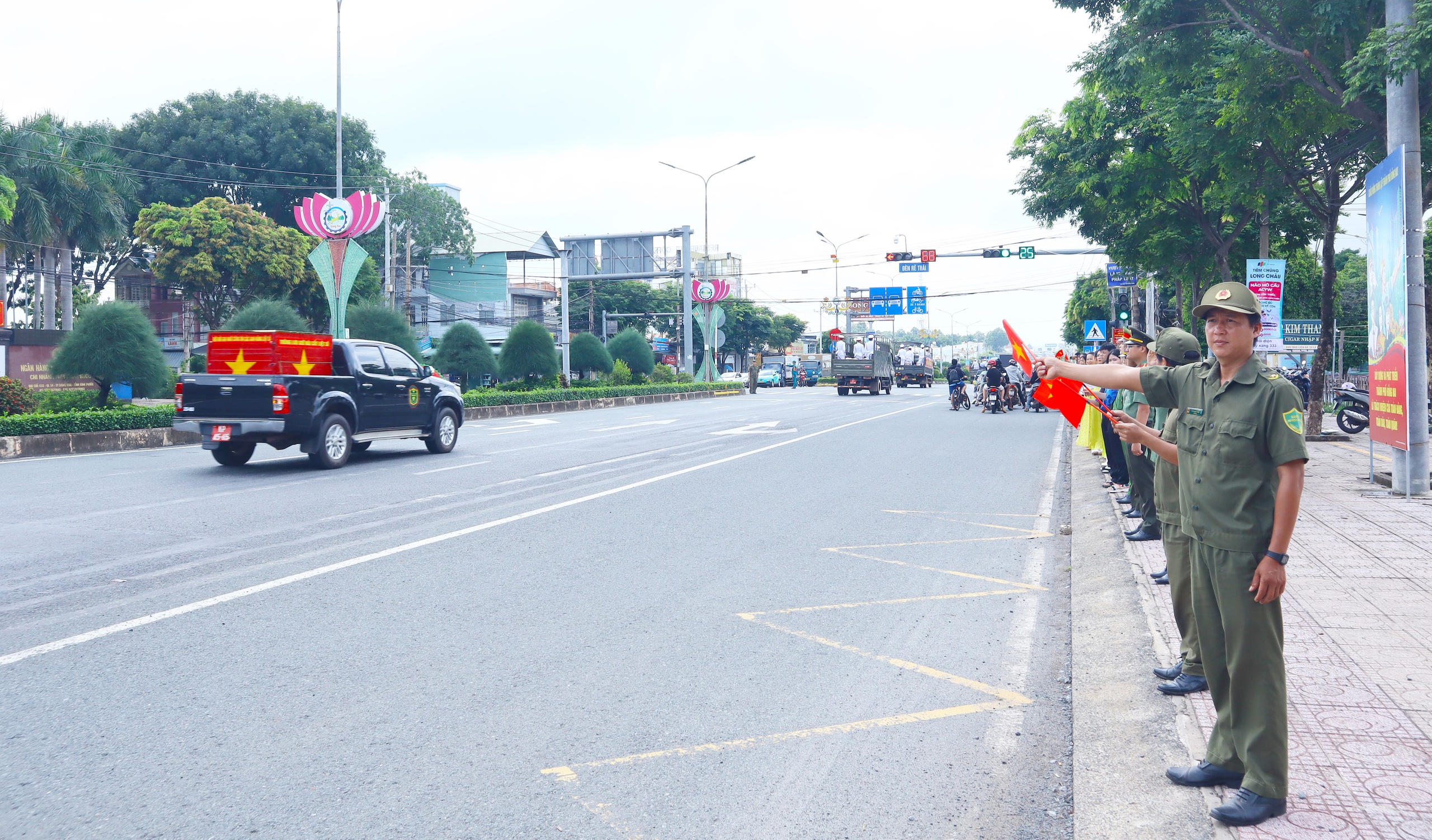 H&agrave;ng ng&agrave;n người d&acirc;n ra đường đ&oacute;n 62 h&agrave;i cốt liệt sĩ về đất mẹ - Ảnh 6.