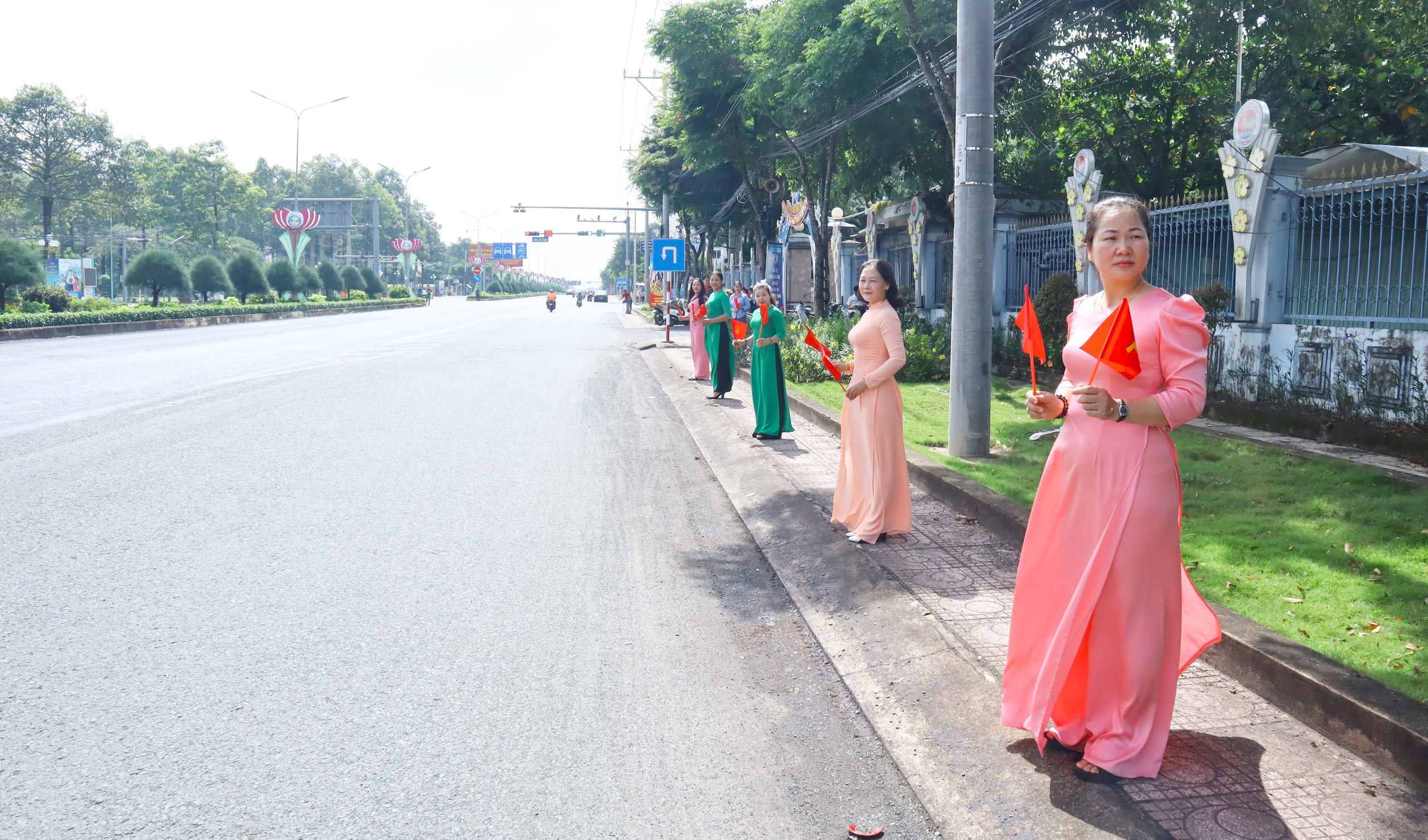 H&agrave;ng ng&agrave;n người d&acirc;n ra đường đ&oacute;n 62 h&agrave;i cốt liệt sĩ về đất mẹ - Ảnh 7.