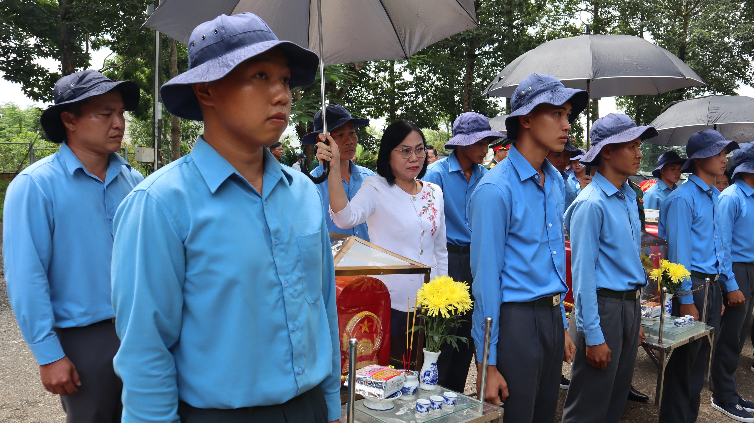 Hàng ngàn người dân ra đường đón 62 hài cốt liệt sĩ về đất mẹ - Ảnh 14.