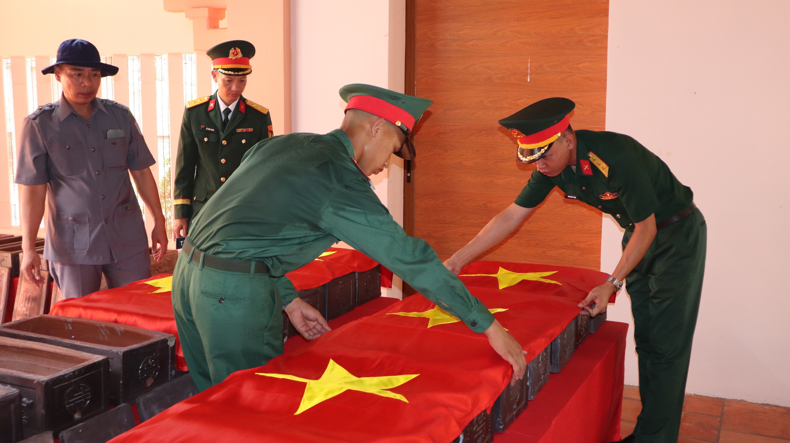 Hàng ngàn người dân ra đường đón 62 hài cốt liệt sĩ về đất mẹ - Ảnh 16.
