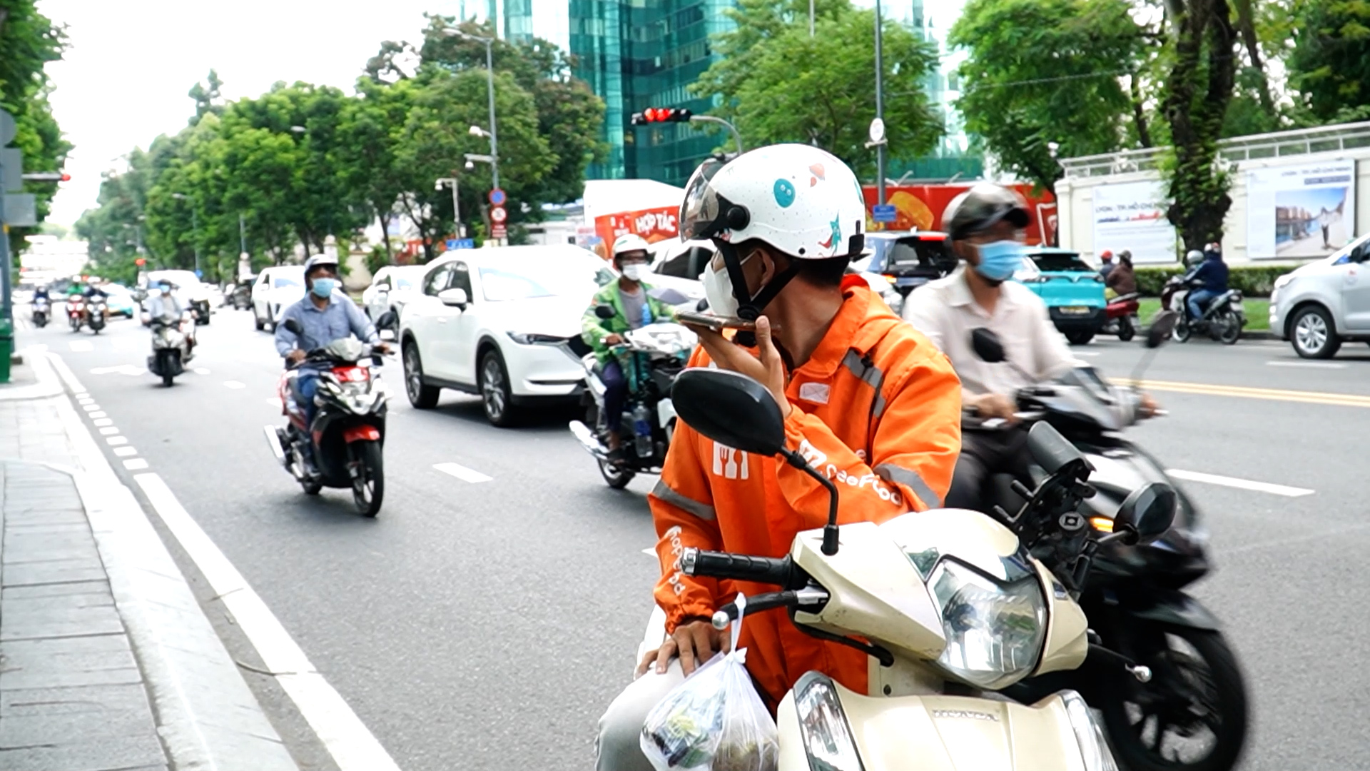 Khách xuống nhận hàng trễ, shipper chờ bao lâu là chuyện thường?- Ảnh 2.