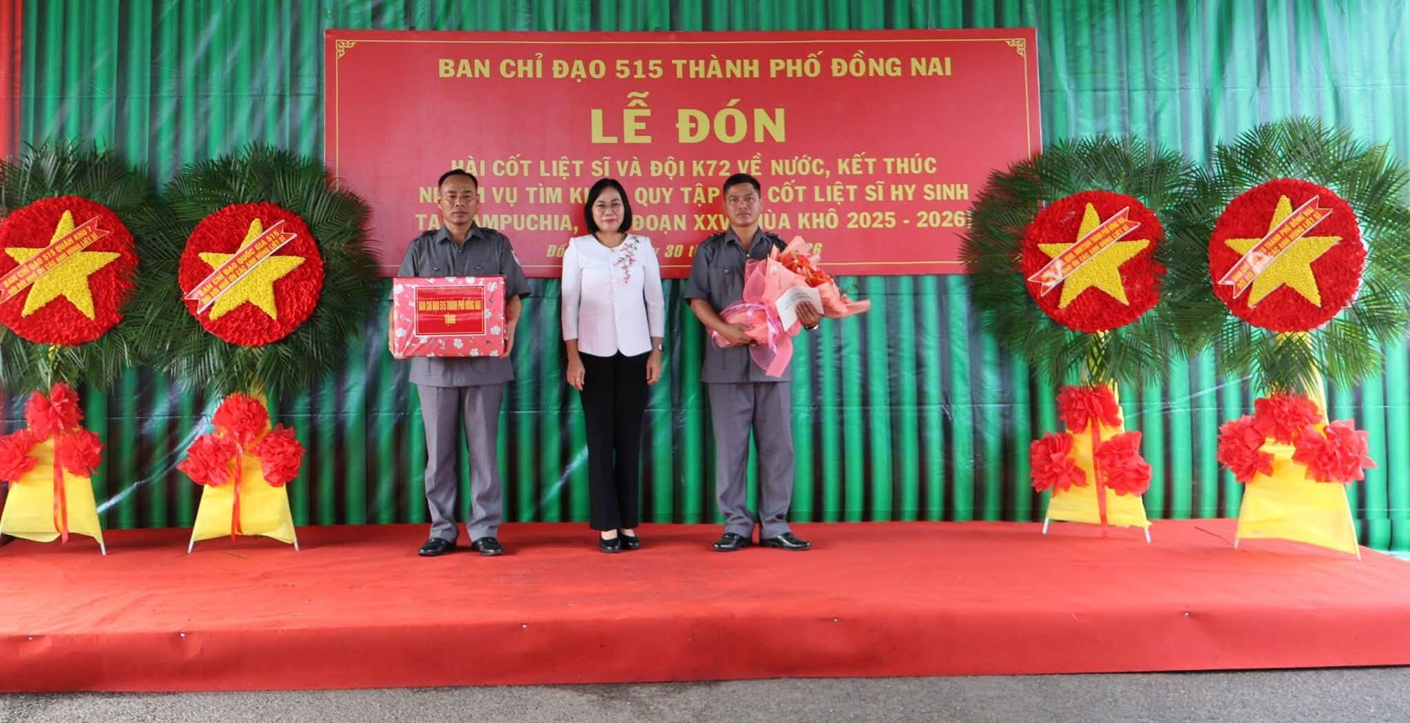 Hàng ngàn người dân ra đường đón 62 hài cốt liệt sĩ về đất mẹ - Ảnh 3.