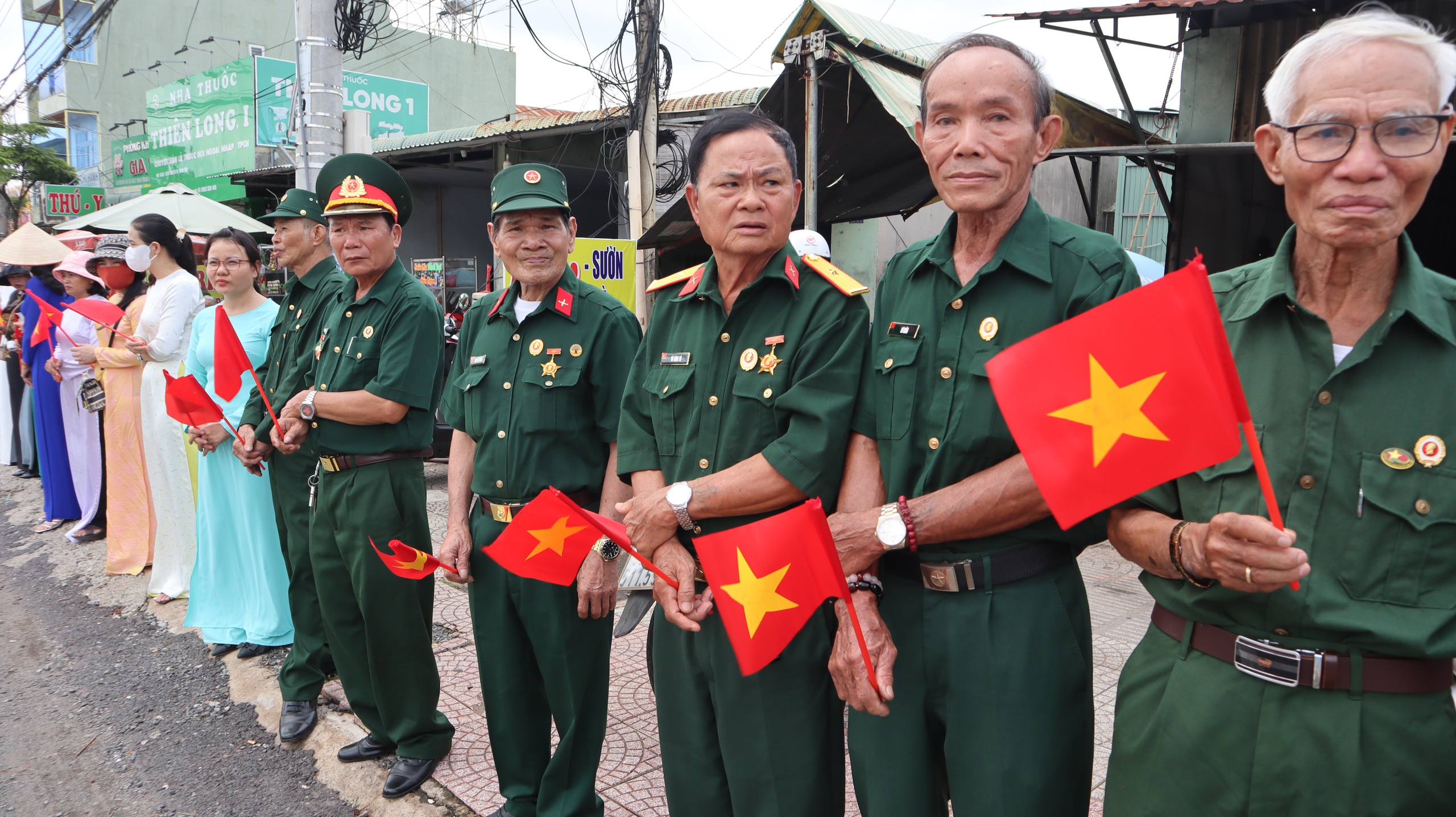 Hàng ngàn người dân ra đường đón 62 hài cốt liệt sĩ về đất mẹ - Ảnh 9.