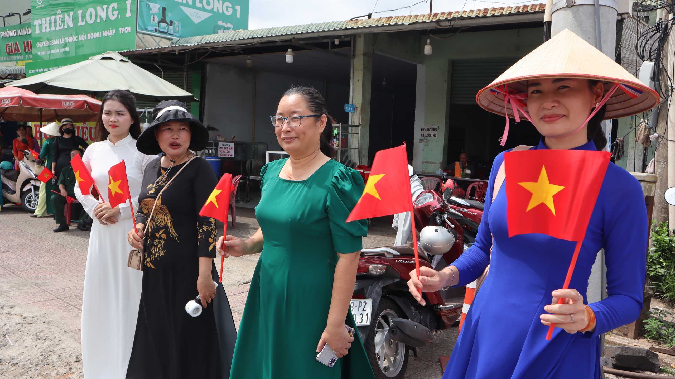 Hàng ngàn người dân ra đường đón 62 hài cốt liệt sĩ về đất mẹ - Ảnh 10.