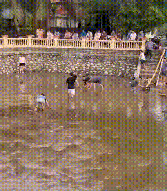 Đánh rơi dây chuyền 1 cây vàng, hai vợ chồng tát cạn giếng làng để tìm- Ảnh 2.