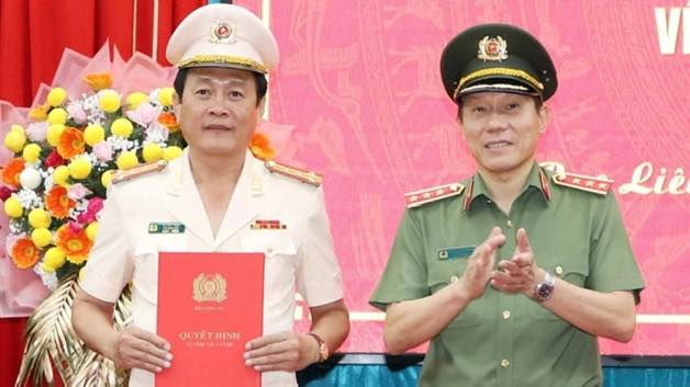 Giám đốc Công an tỉnh Cà Mau Hồ Việt Triều được thăng cấp bậc hàm thiếu tướng  - Ảnh 1.