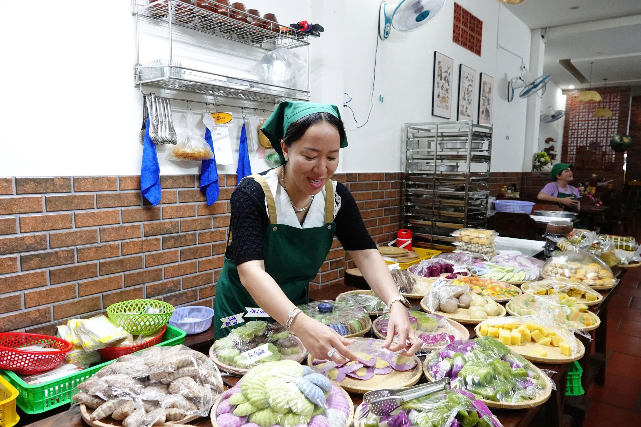 'Kho&aacute;c &aacute;o mới' cho b&aacute;nh d&acirc;n gian Nam bộ - Ảnh 1.