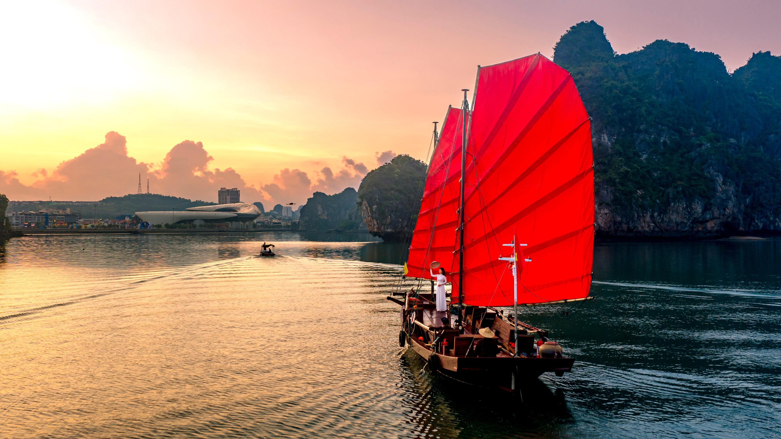 Ngắm c&aacute;nh buồm đỏ k&yacute; ức tr&ecirc;n nền xanh thẳm của vịnh Hạ Long - Ảnh 2.