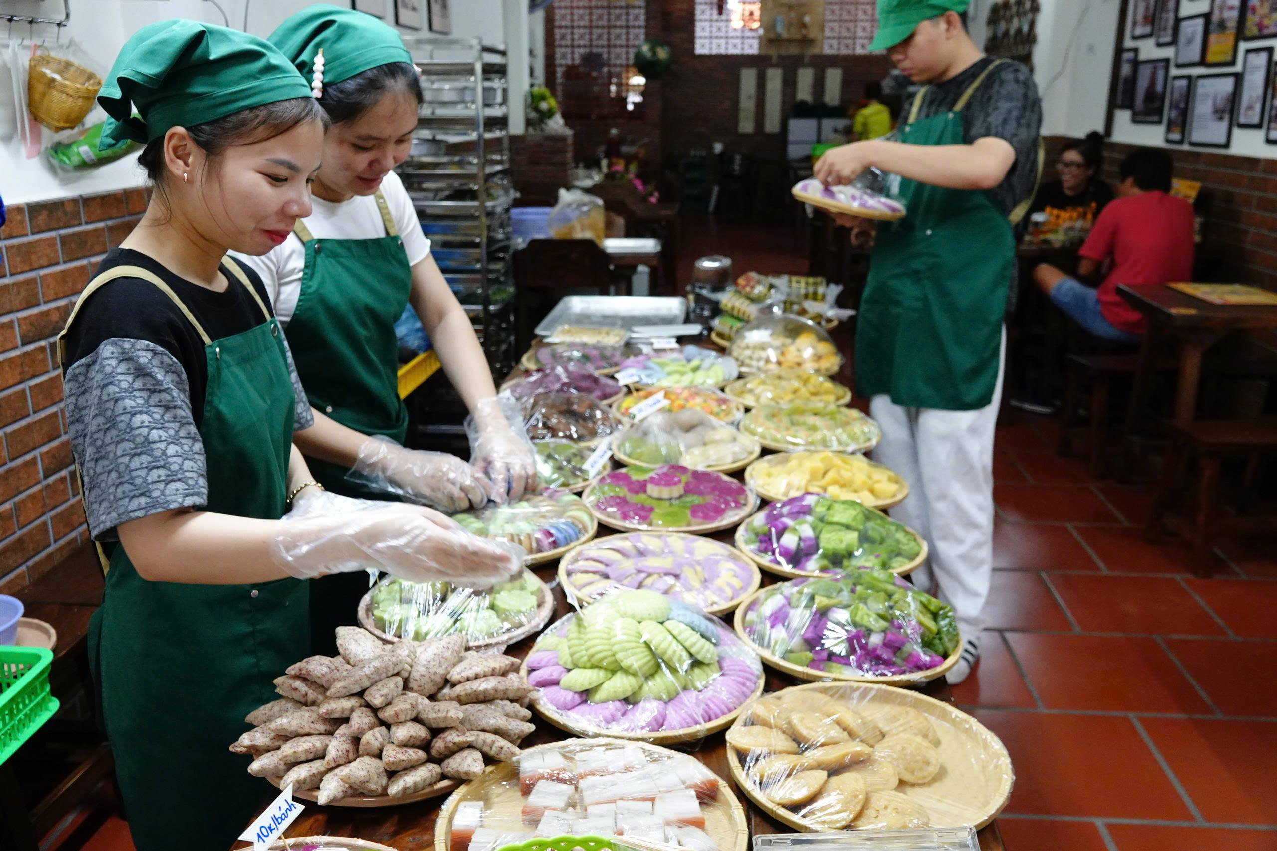 'Kho&aacute;c &aacute;o mới' cho b&aacute;nh d&acirc;n gian Nam bộ - Ảnh 2.