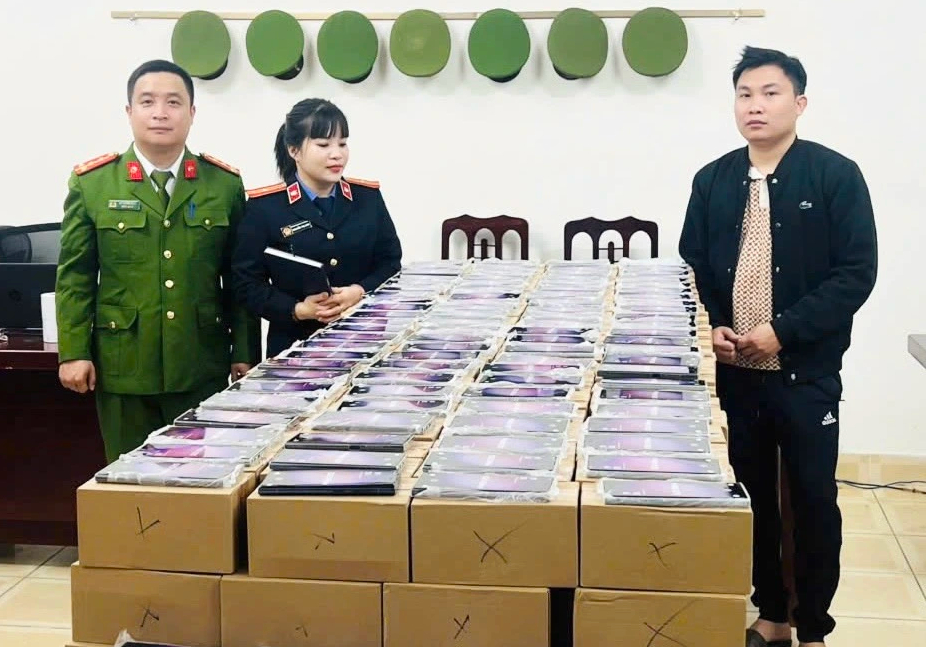 Bắt 3 người bán hơn 1.000 chiếc điện thoại Samsung giả - Ảnh 2.