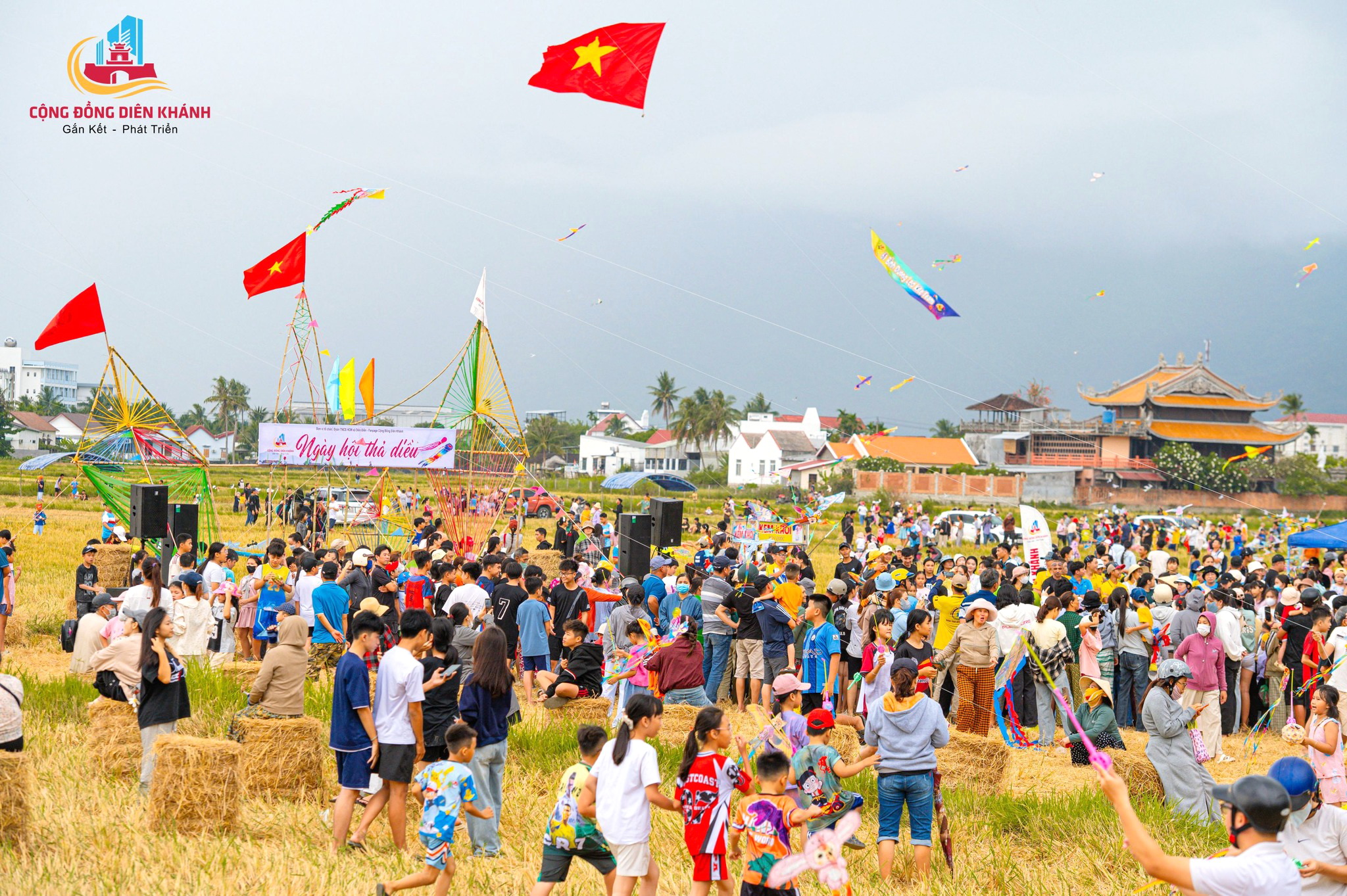 Những ngọn lửa hồng nơi th&agrave;nh cổ - Ảnh 6.