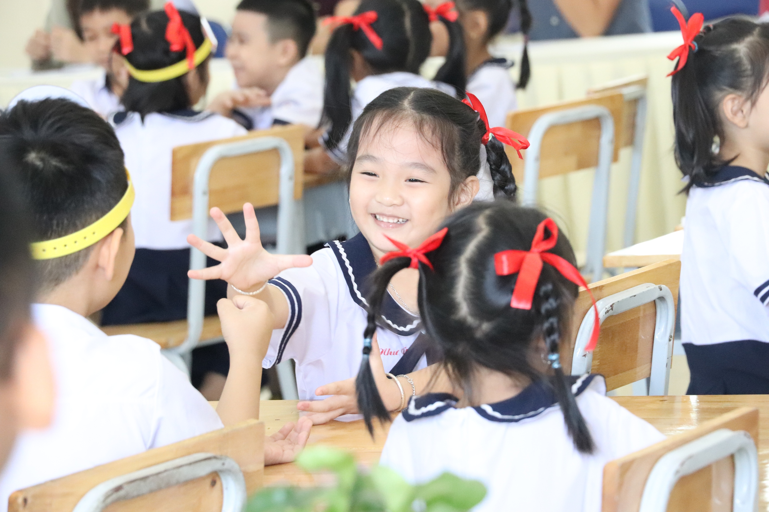 Con v&agrave;o lớp 1, phụ huynh bắt đầu lo... tiếng Anh - Ảnh 1.