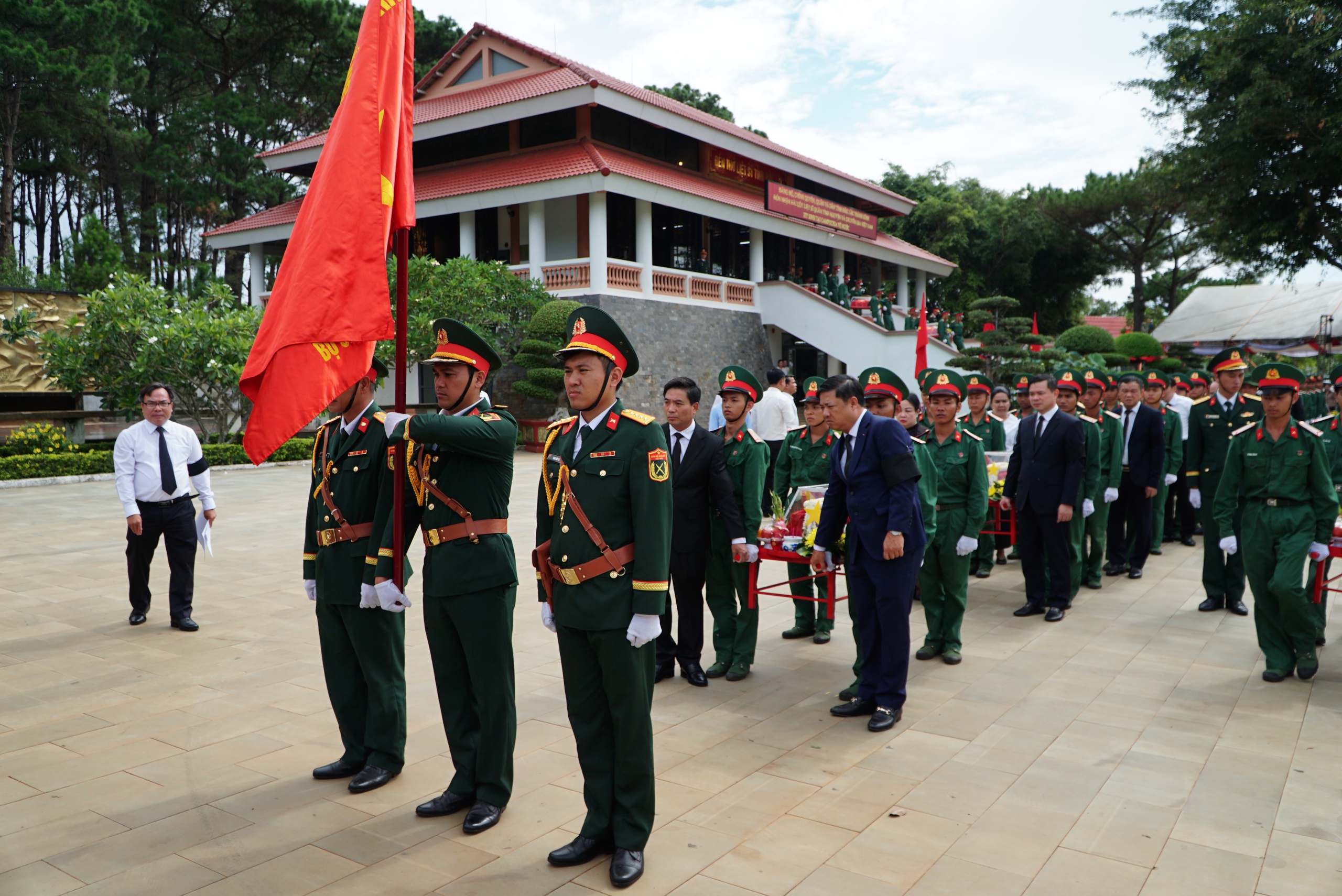 An táng 27 hài cốt liệt sĩ hồi hương từ Campuchia về Đắk Lắk- Ảnh 2.