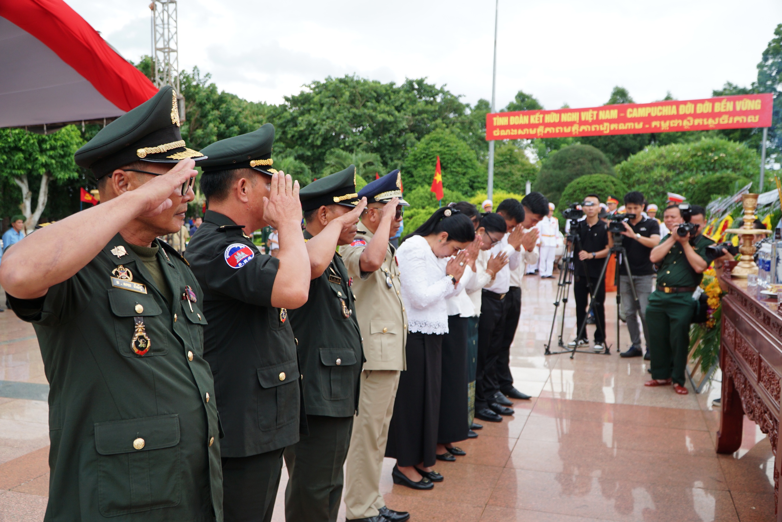 An táng 27 hài cốt liệt sĩ hồi hương từ Campuchia về Đắk Lắk- Ảnh 5.