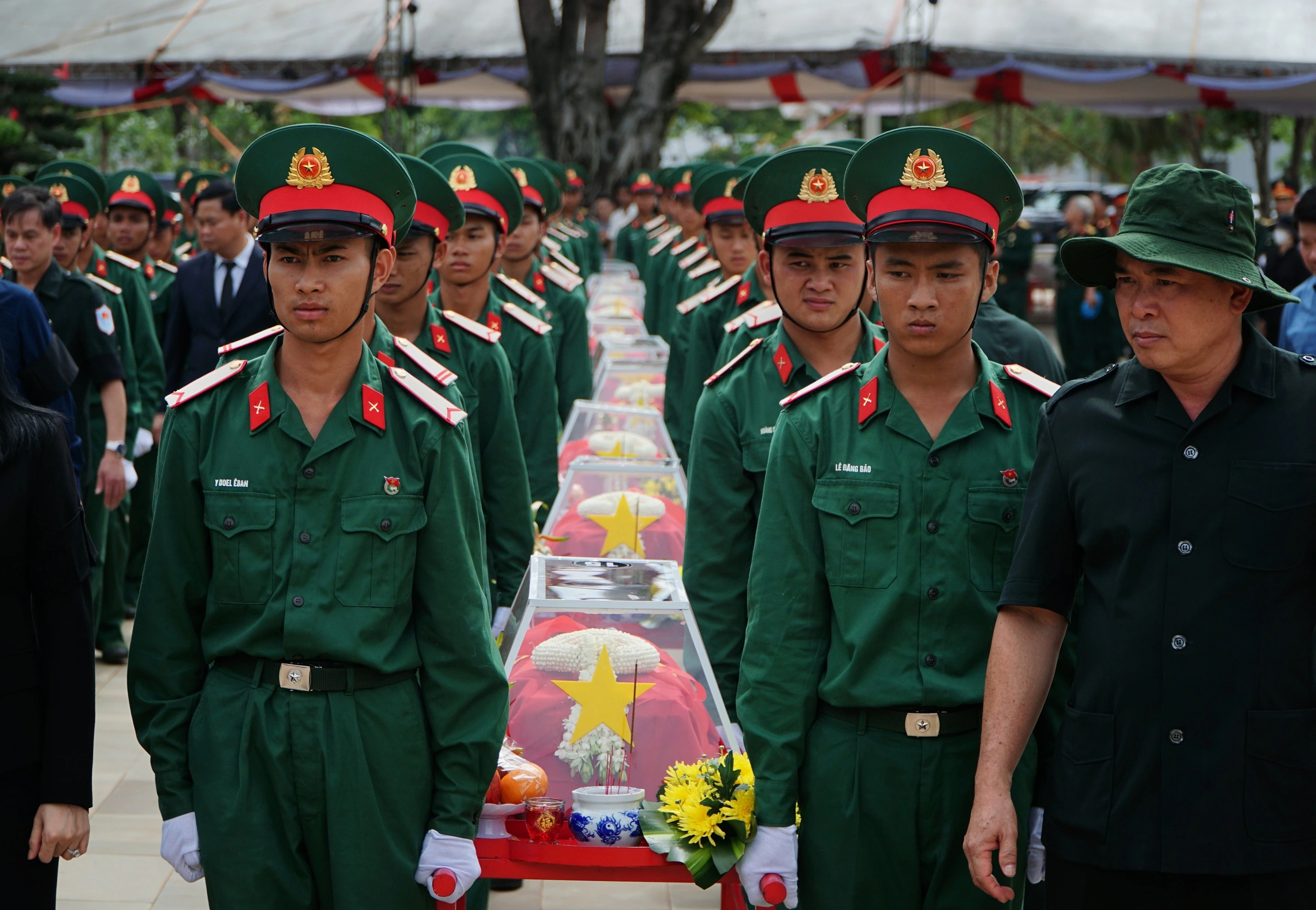 An táng 27 hài cốt liệt sĩ hồi hương từ Campuchia về Đắk Lắk- Ảnh 6.