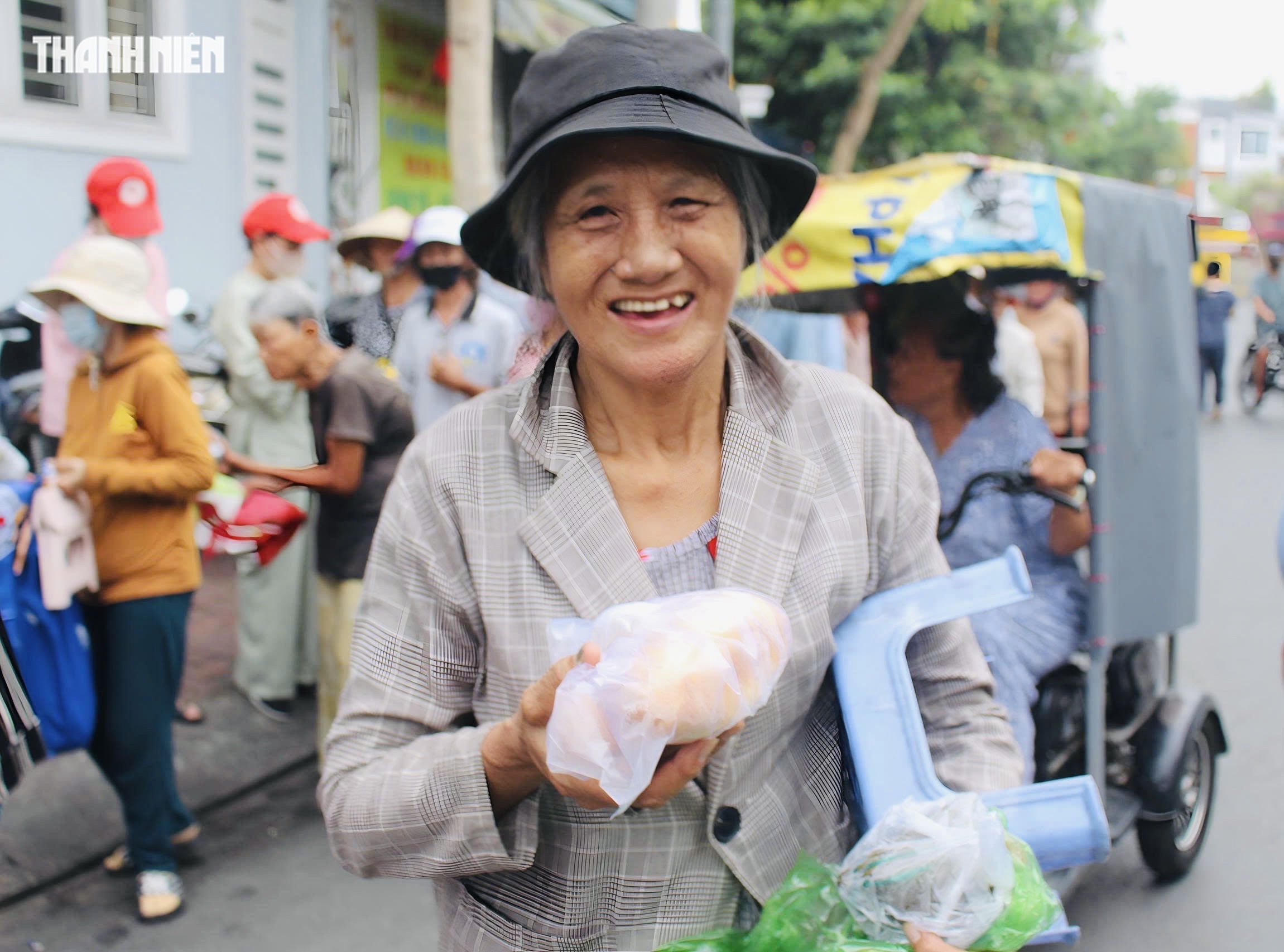 Từ 4 giờ đ&atilde; chờ bữa s&aacute;ng 0 đồng ở TP.HCM: &lsquo;Mừng lắm, đỡ phải nhịn đ&oacute;i&rsquo; - Ảnh 2.