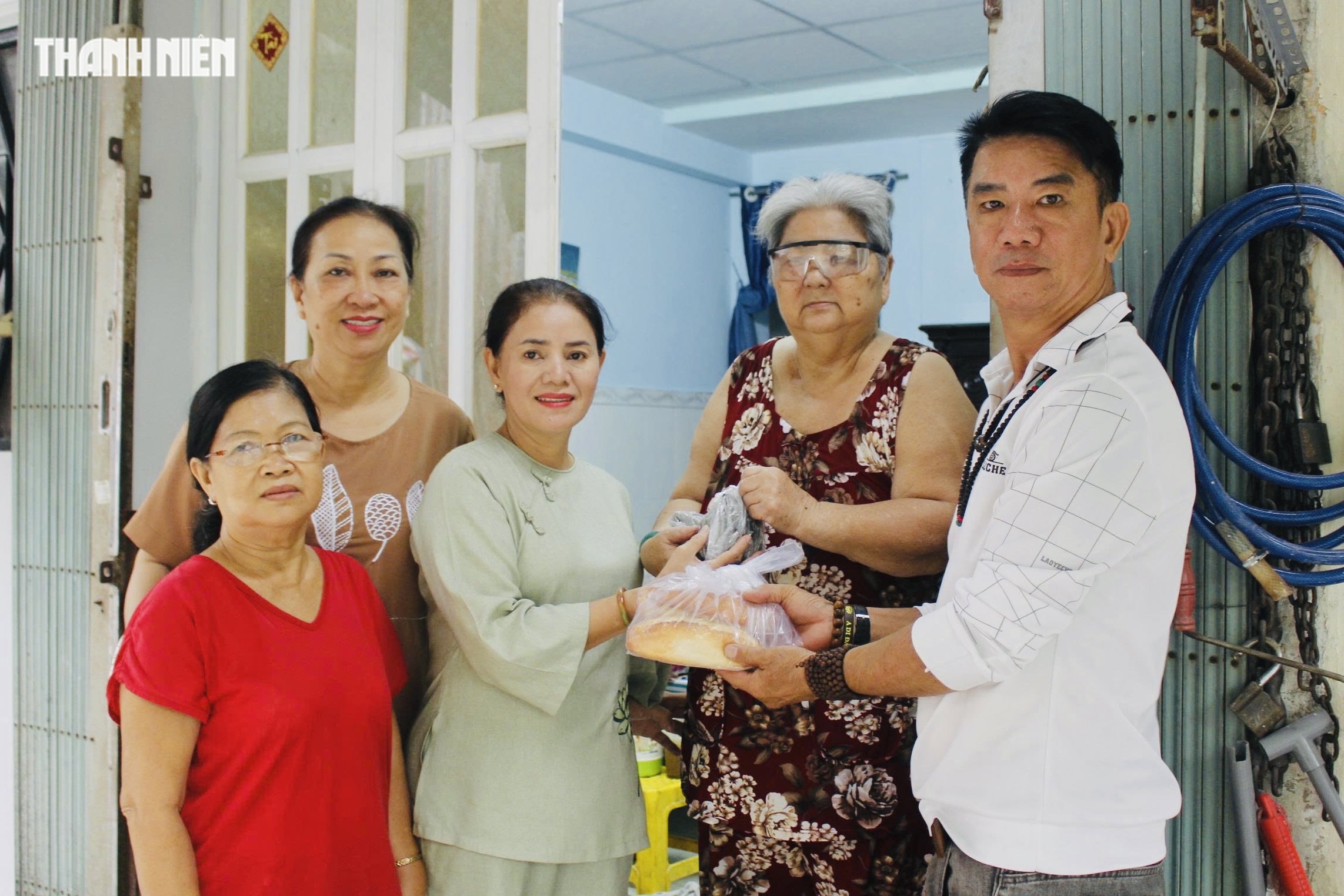 Từ 4 giờ đ&atilde; chờ bữa s&aacute;ng 0 đồng ở TP.HCM: &lsquo;Mừng lắm, đỡ phải nhịn đ&oacute;i&rsquo; - Ảnh 7.