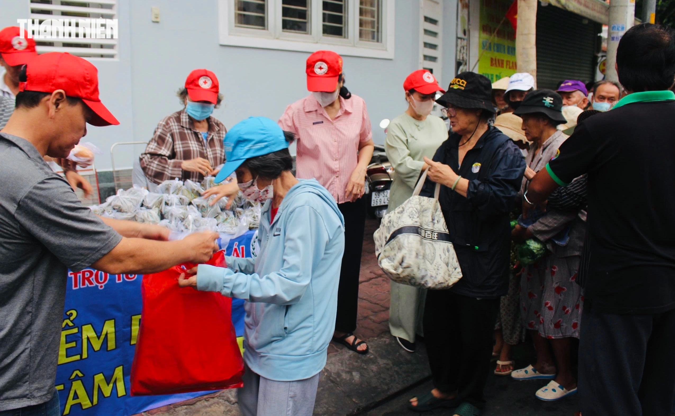 Từ 4 giờ đ&atilde; chờ bữa s&aacute;ng 0 đồng ở TP.HCM: &lsquo;Mừng lắm, đỡ phải nhịn đ&oacute;i&rsquo; - Ảnh 1.