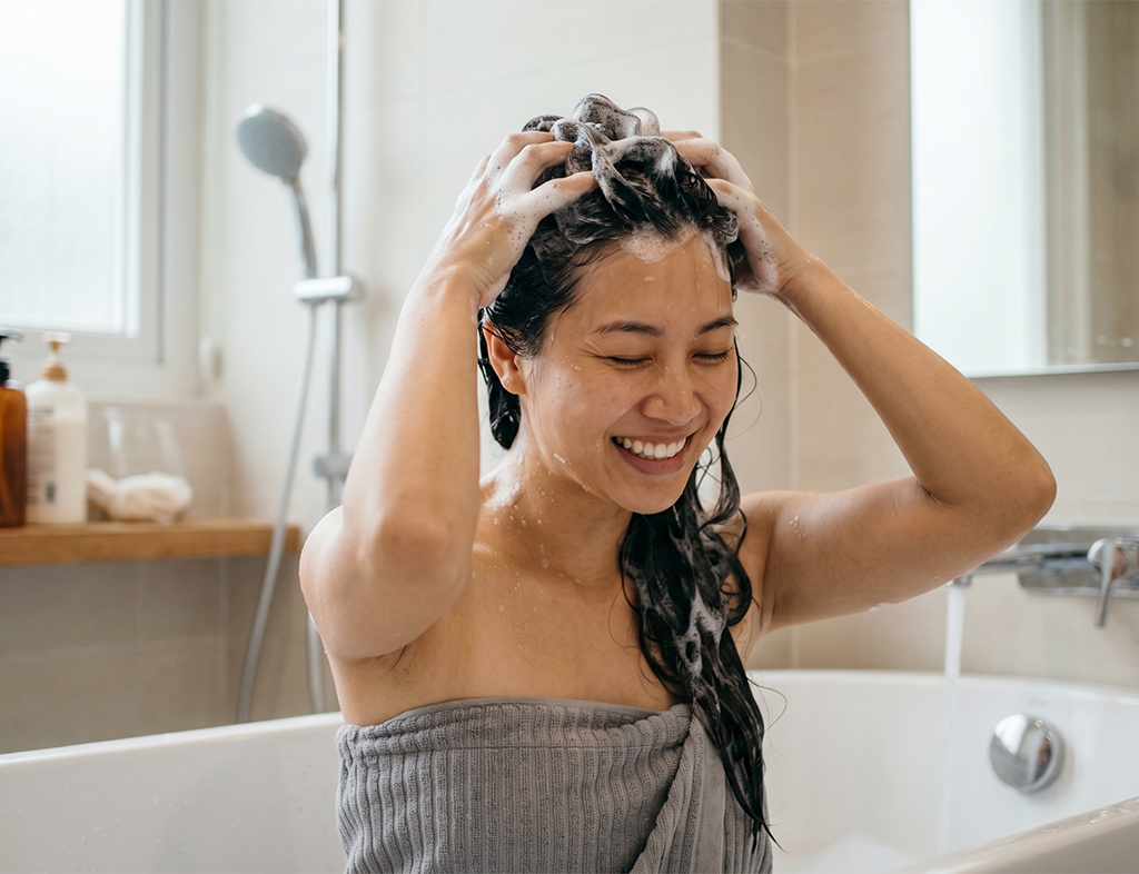 Nên gội đầu mấy lần một tuần và gội thế nào cho đúng? - Ảnh 1.