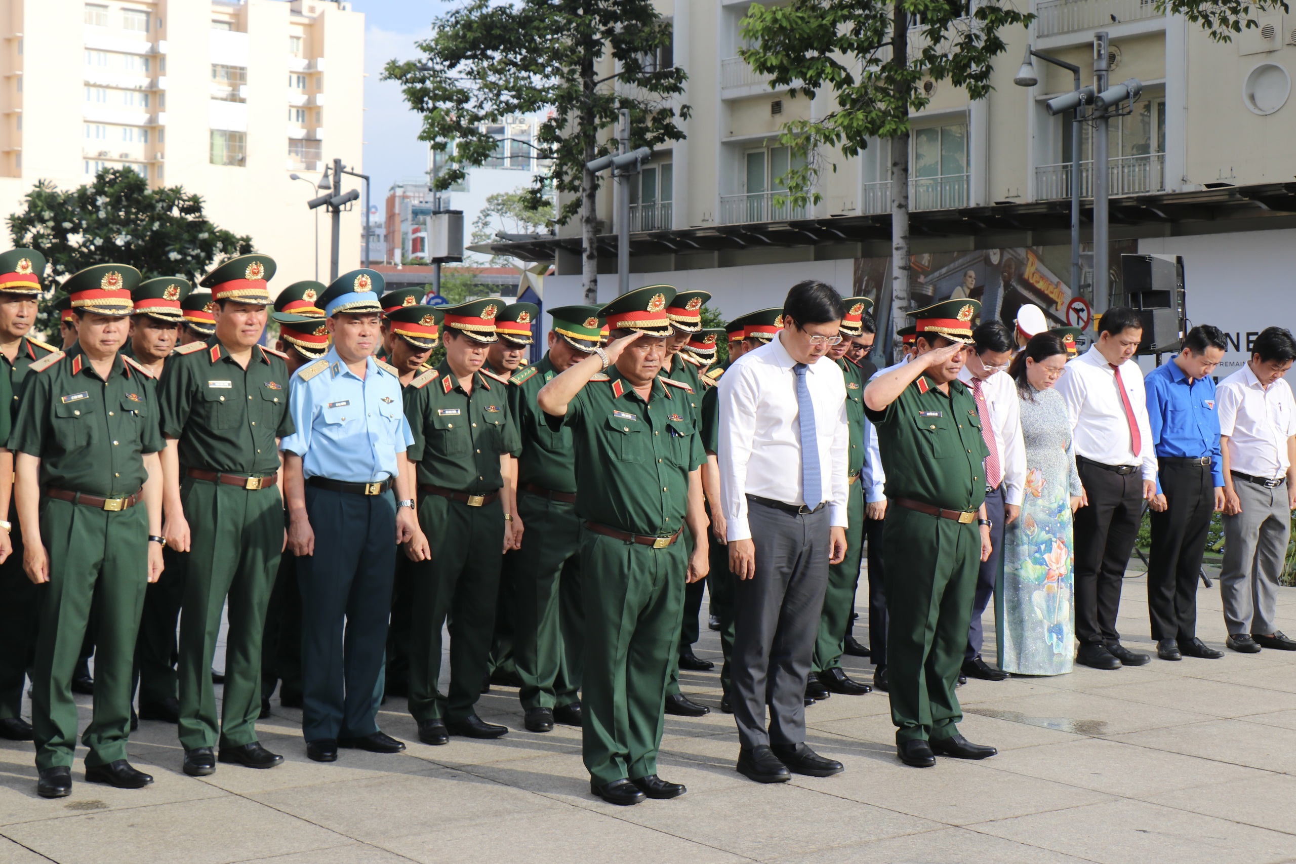 Dâng hoa Chủ tịch Hồ Chí Minh trước hội thảo về hai lời kêu gọi lịch sử - Ảnh 1.