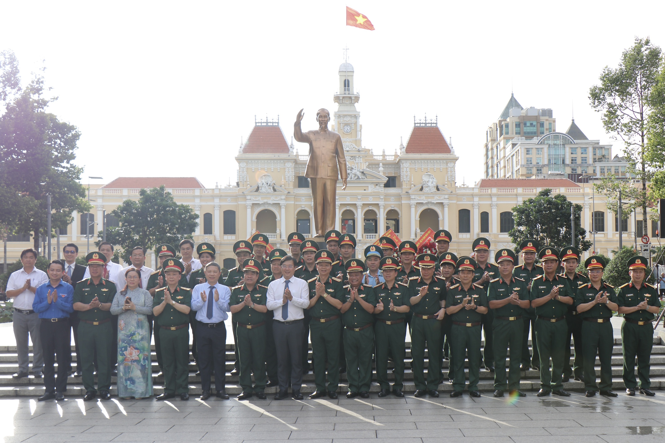 Dâng hoa Chủ tịch Hồ Chí Minh trước hội thảo về hai lời kêu gọi lịch sử - Ảnh 2.