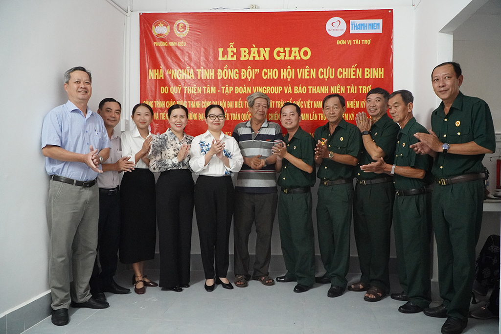 B&aacute;o Thanh Ni&ecirc;n b&agrave;n giao nh&agrave; tặng cựu chiến binh- Ảnh 1.