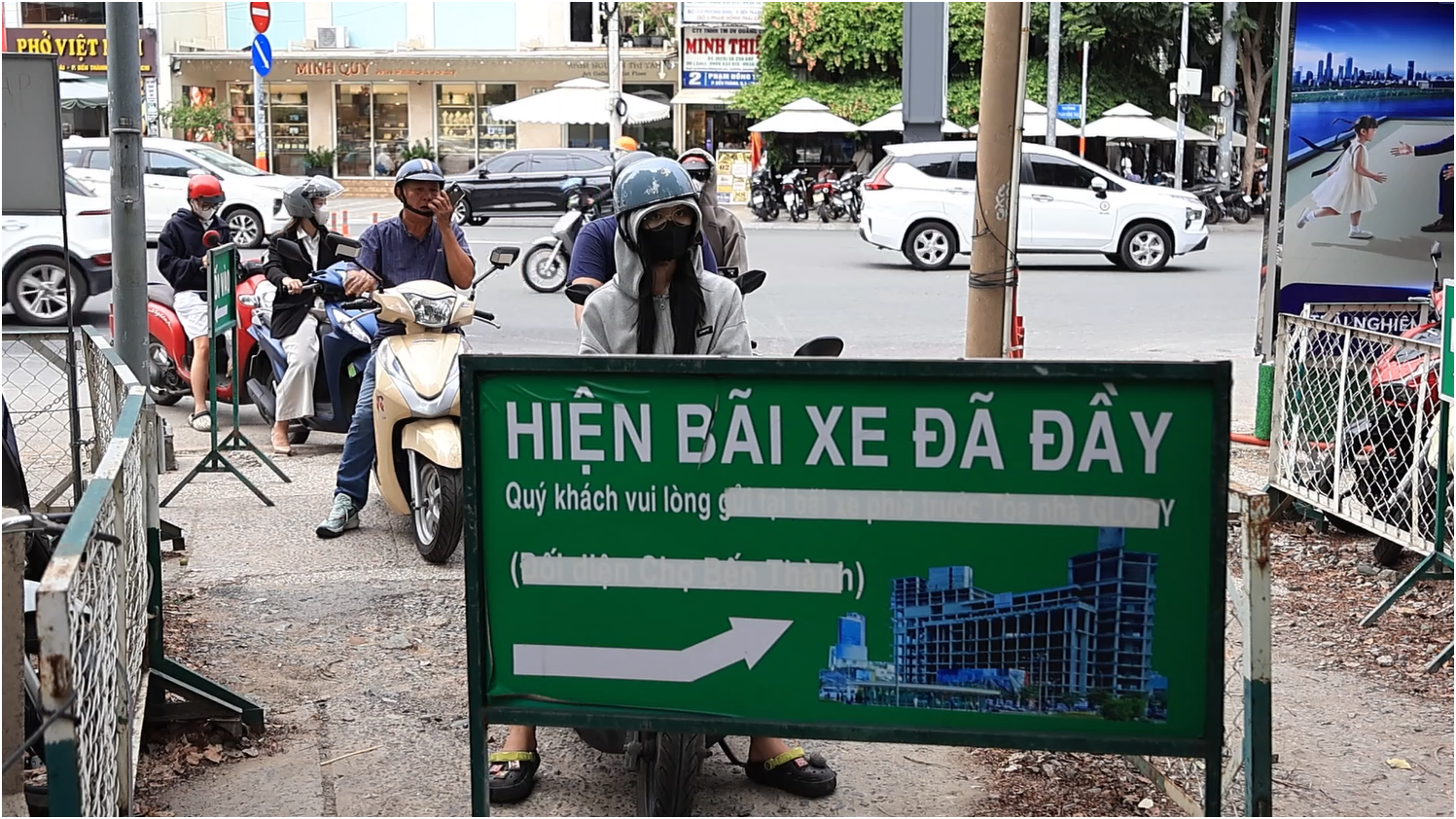Một chỗ đậu xe khó tìm đang kéo theo bao nhiêu rắc rối cho thành phố? - Ảnh 1.