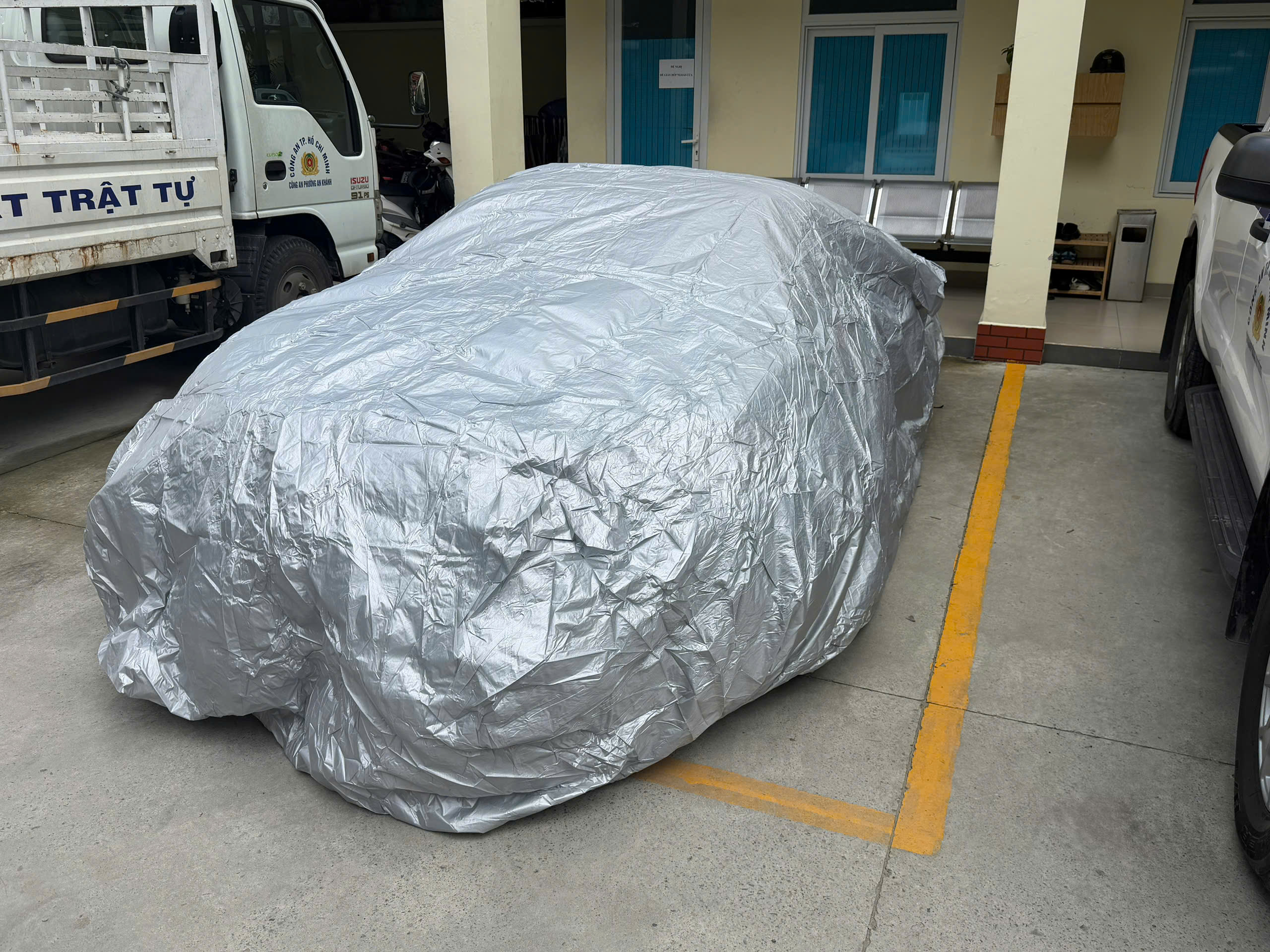 Lấy lời khai nam thanh niên biểu diễn ô tô Porsche trong khu Sala - Ảnh 2.