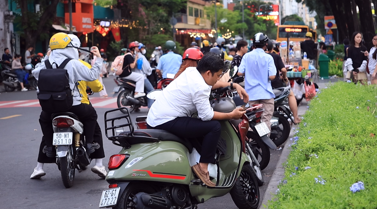 Cảnh tượng “đau đầu” ở TP.HCM: Đi làm 30 phút, tìm chỗ gửi xe thêm 15 phút - Ảnh 1.