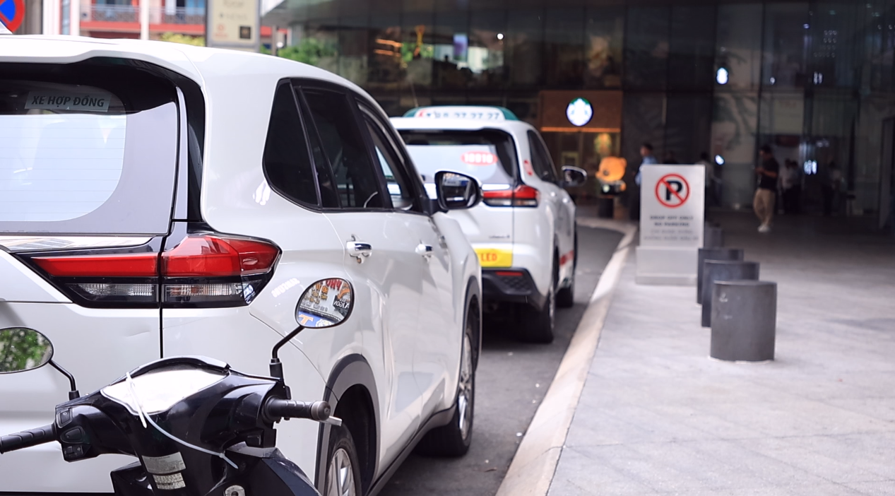 Cảnh tượng “đau đầu” ở TP.HCM: Đi làm 30 phút, tìm chỗ gửi xe thêm 15 phút - Ảnh 3.