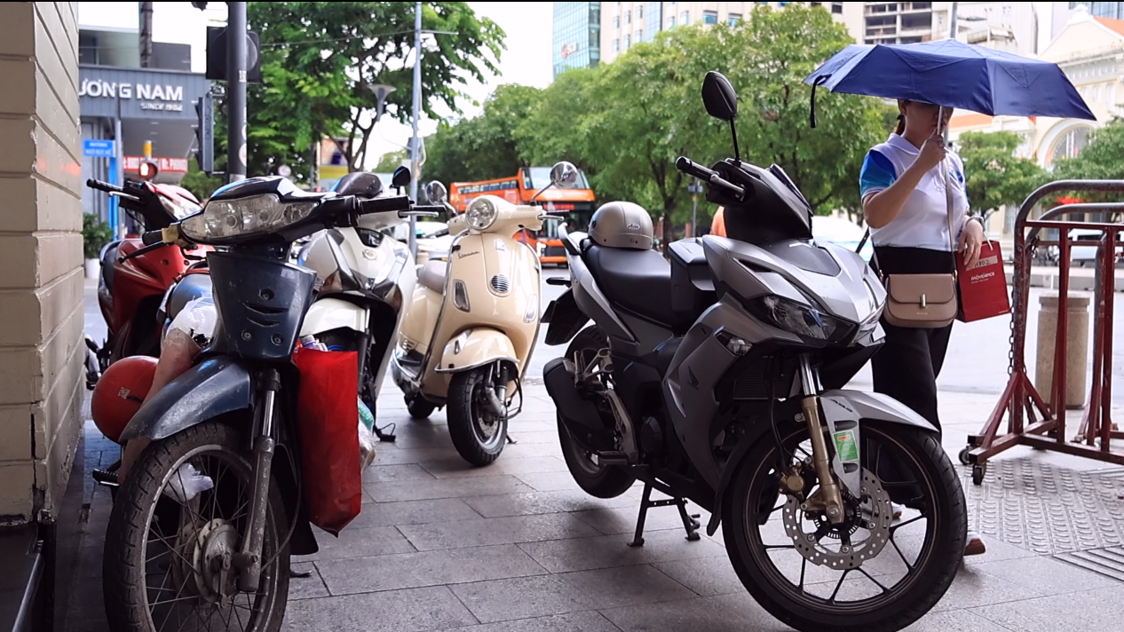 Cảnh tượng “đau đầu” ở TP.HCM: Đi làm 30 phút, tìm chỗ gửi xe thêm 15 phút - Ảnh 4.