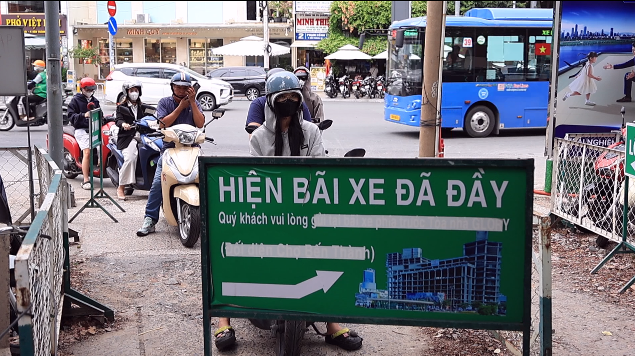 Cảnh tượng “đau đầu” ở TP.HCM: Đi làm 30 phút, tìm chỗ gửi xe thêm 15 phút - Ảnh 5.