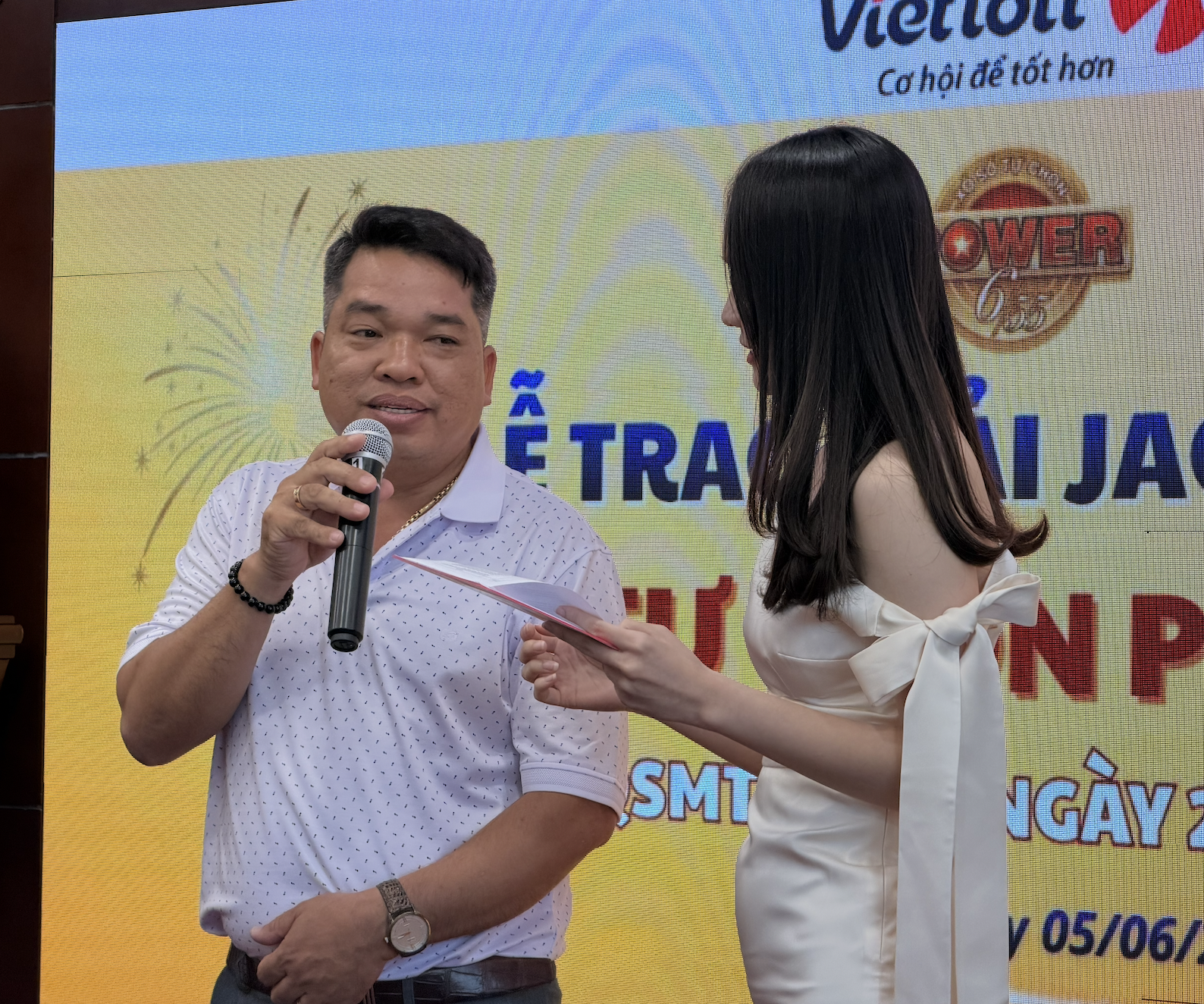 Người vừa trúng 84 tỉ Vietlott vừa công khai lộ mặt - Ảnh 1.